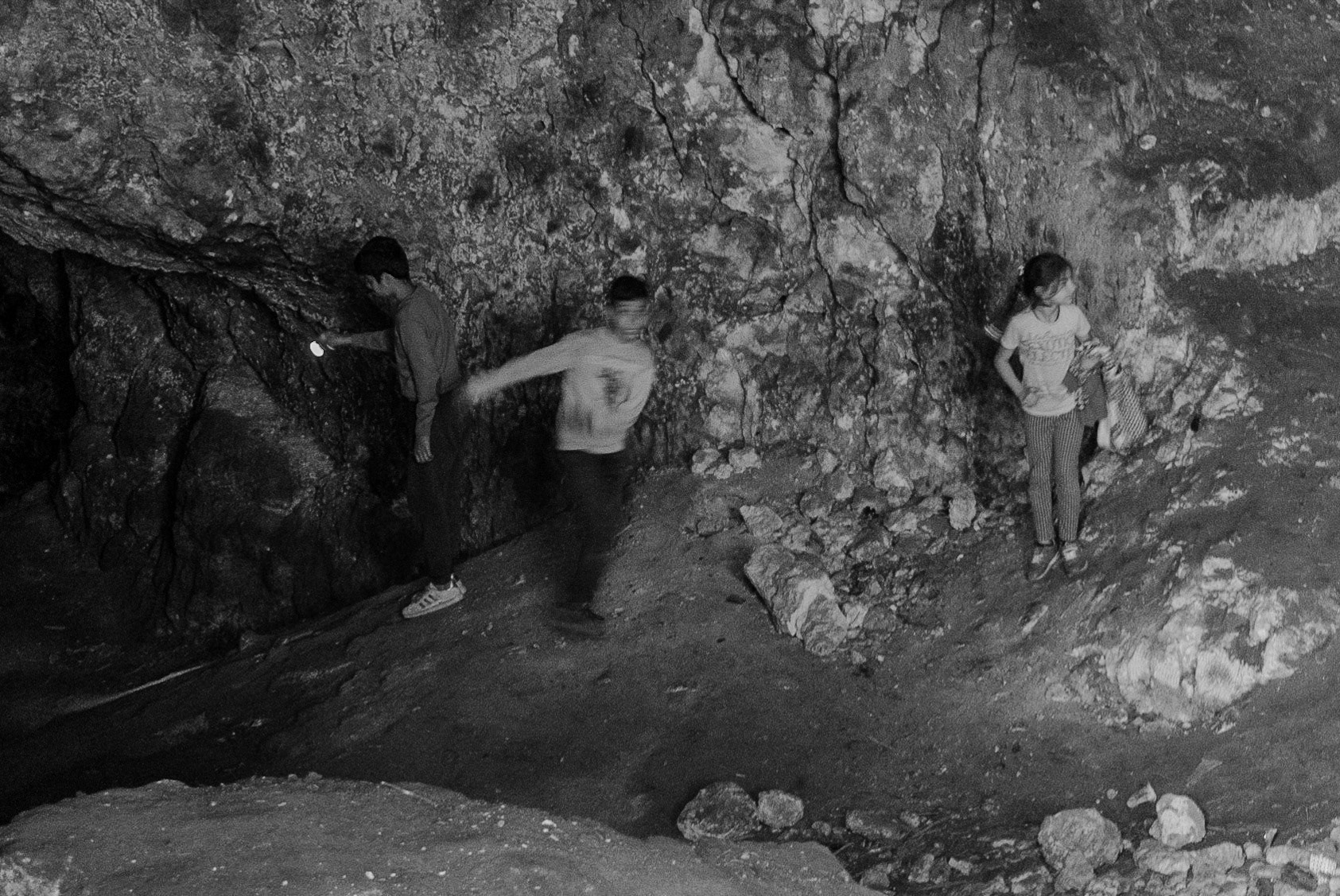 Yarımburgaz cave: local kids inside the cave