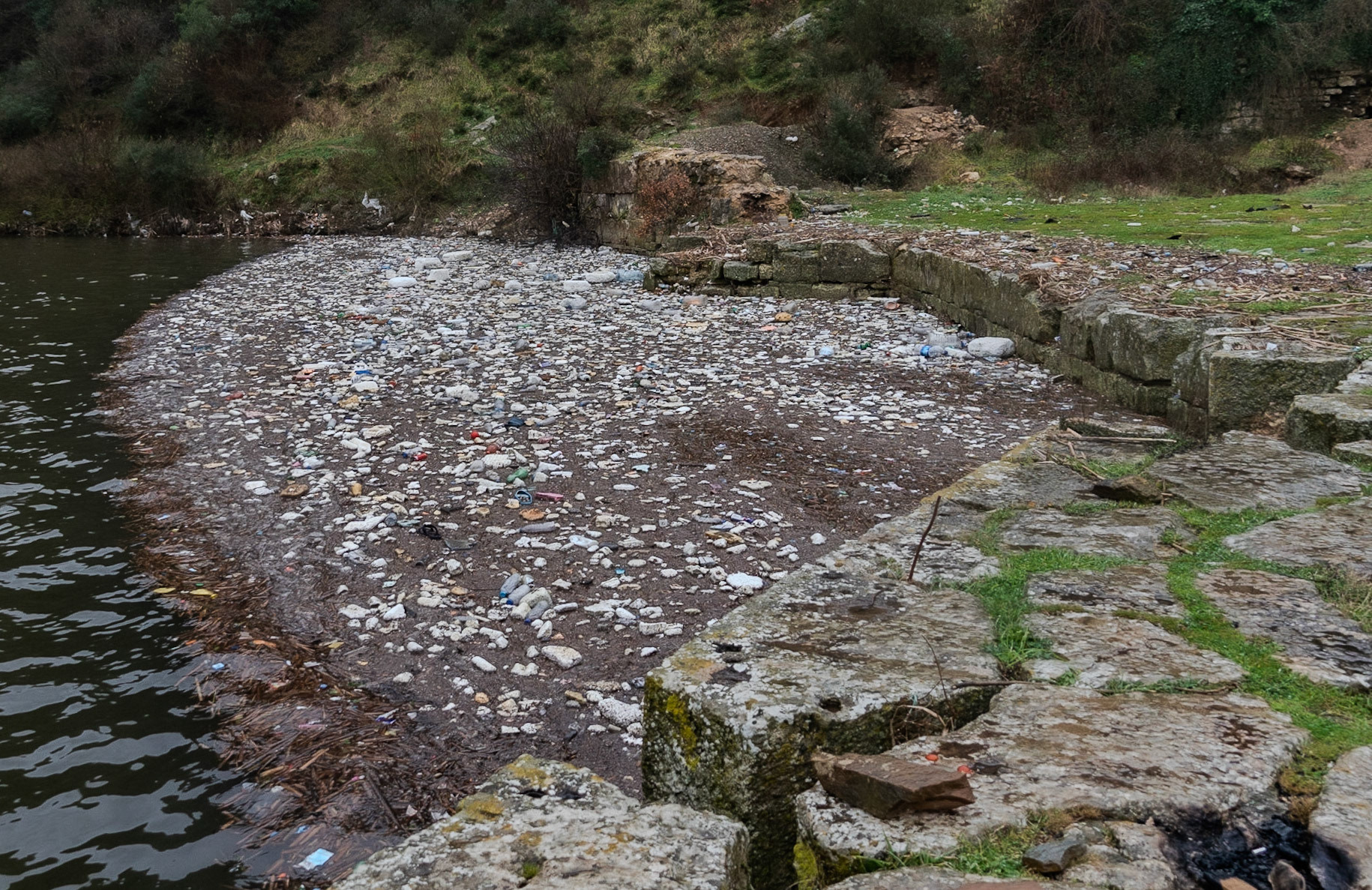 Şamlar Ottoman dam: flotsam in the upper reservoir