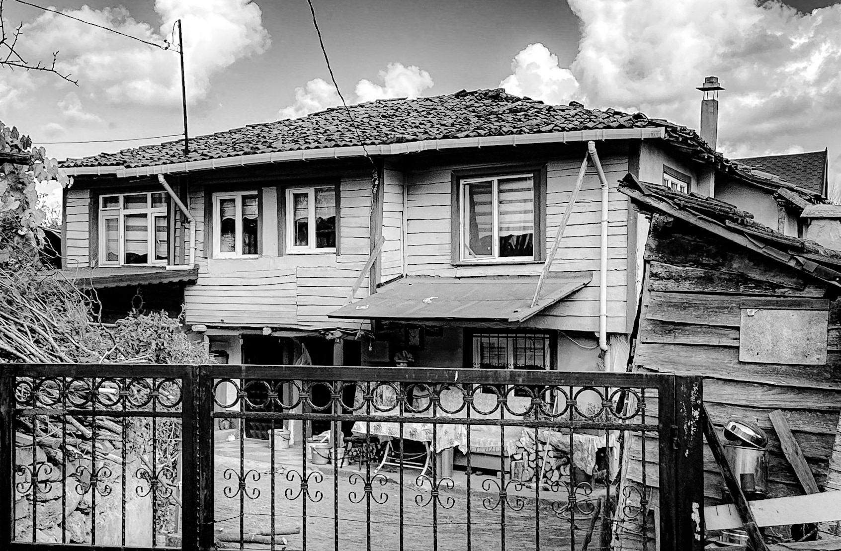 Doǧancılı village: brick and wooden house