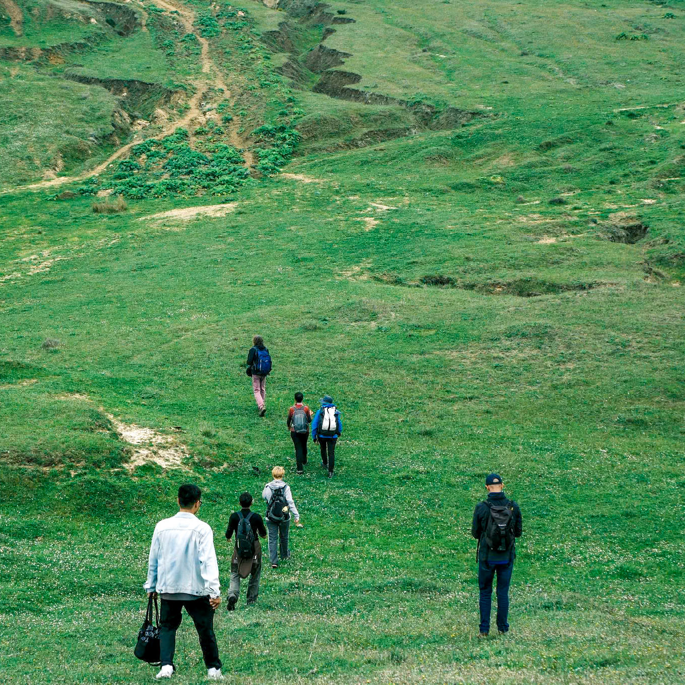 Yeniköy long-abandoned opencast lignite mine: hikers (photo by Lexie)