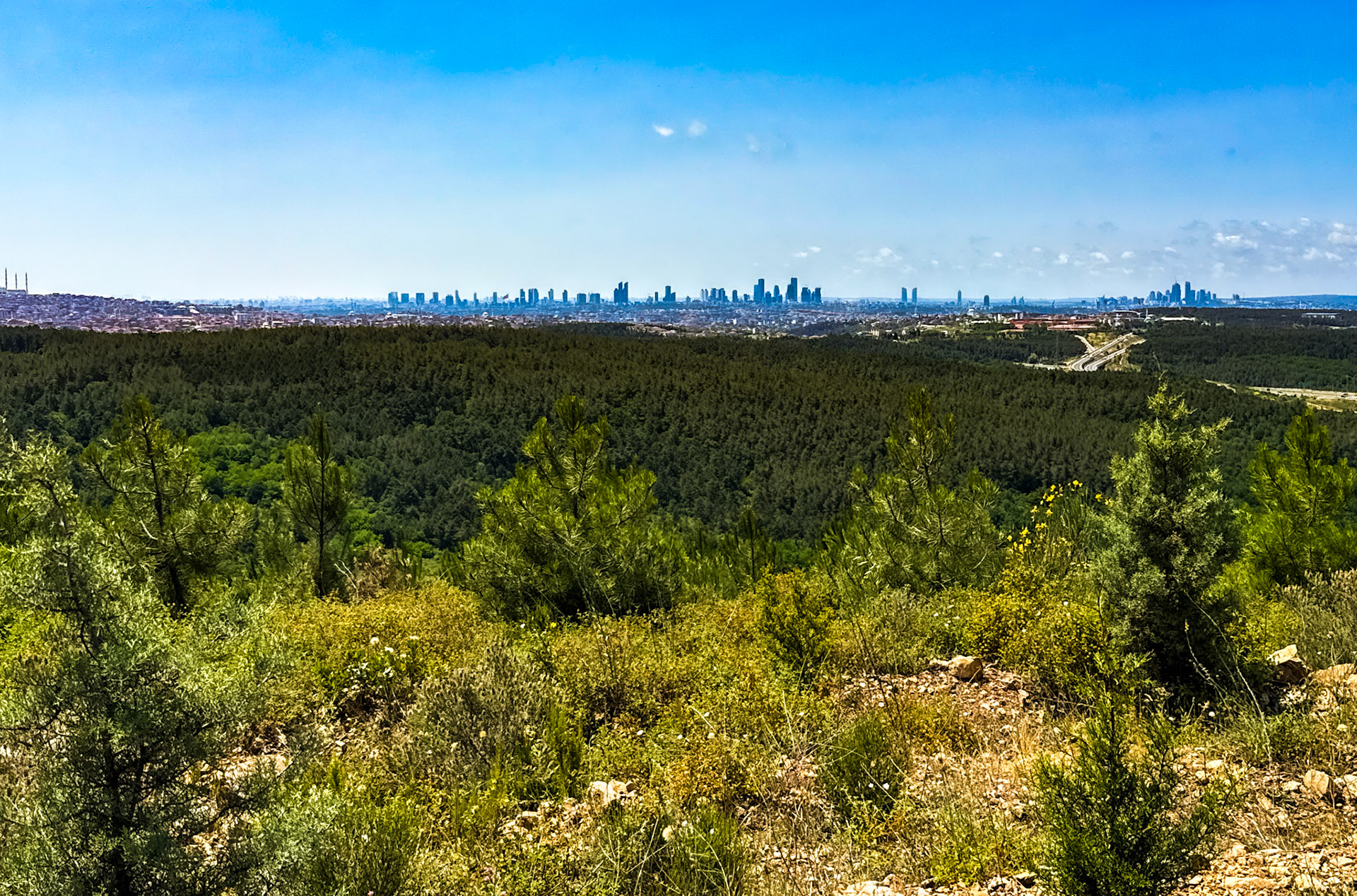 Kapaklı crest: view of the Değirmendere valley and the city just behind