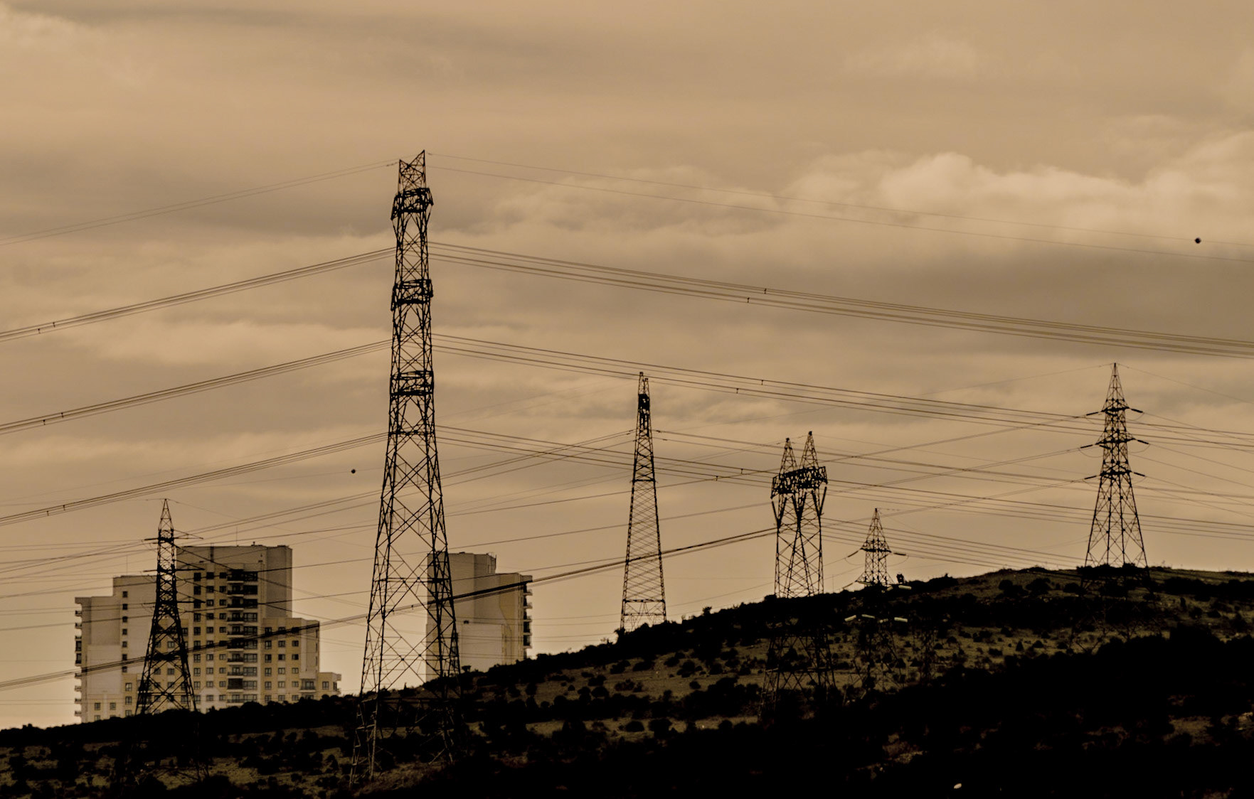 between Sazlıdere modern dam and speculators’ crest: pylons and tower blocks