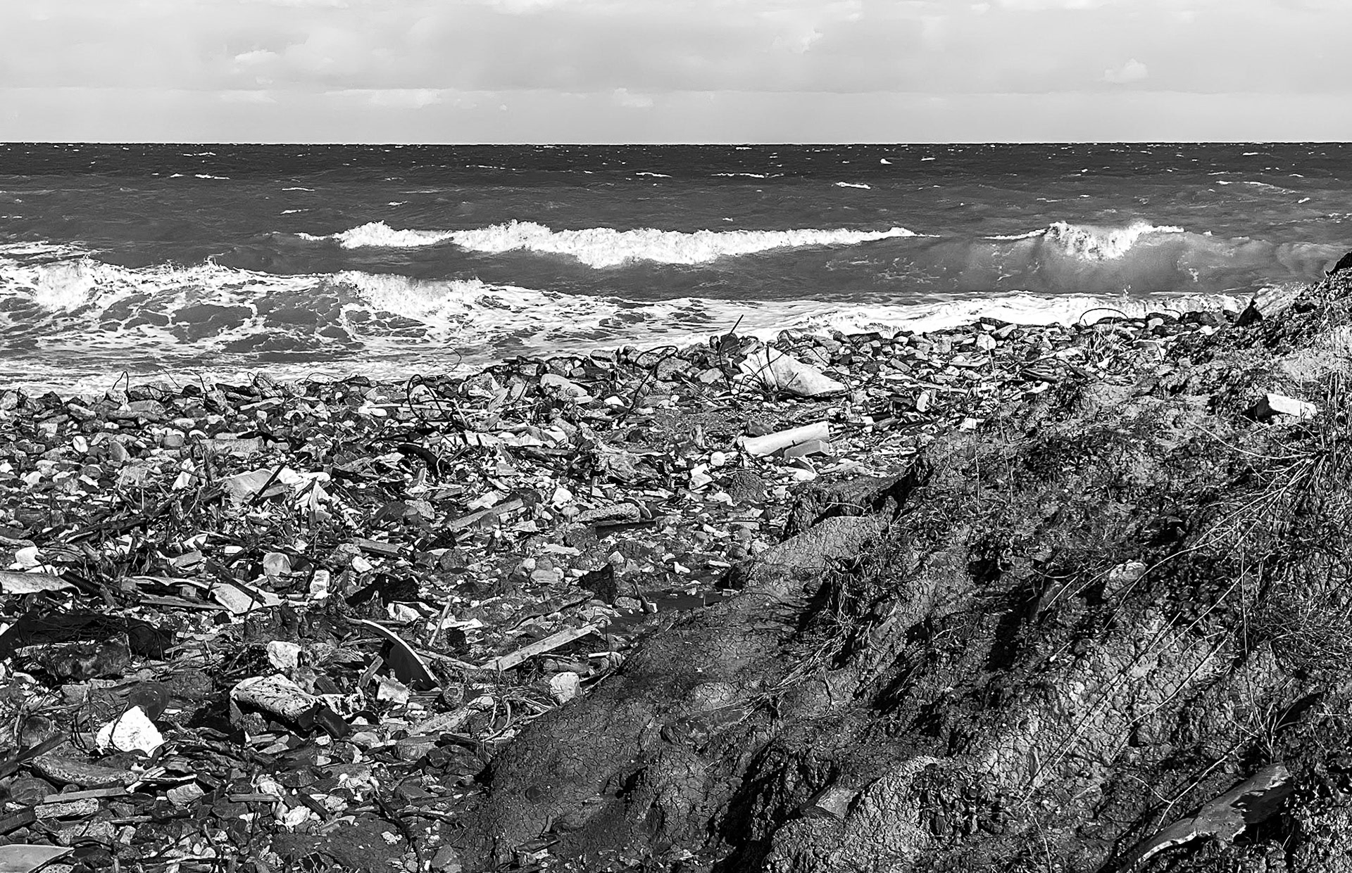 Black Sea coast east of Yeniköy: ferrous reinforcements, stones, cliff and sea