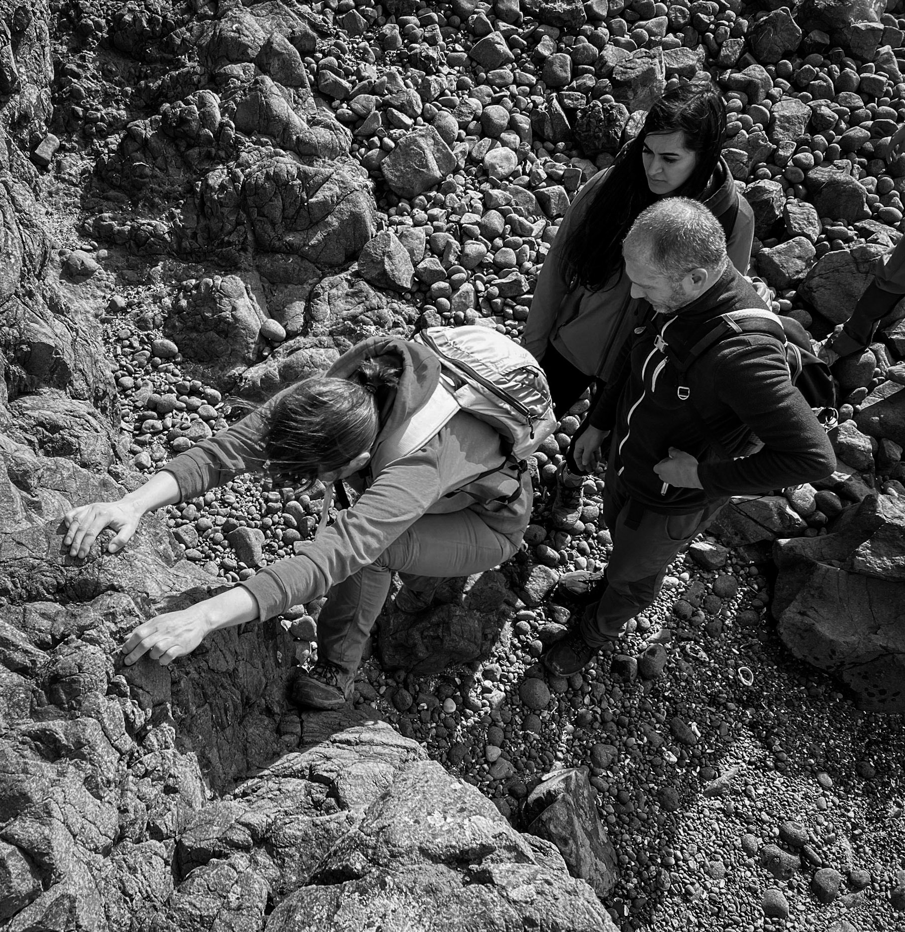 Anadolu Feneri stone beach: climbing over a outcrop