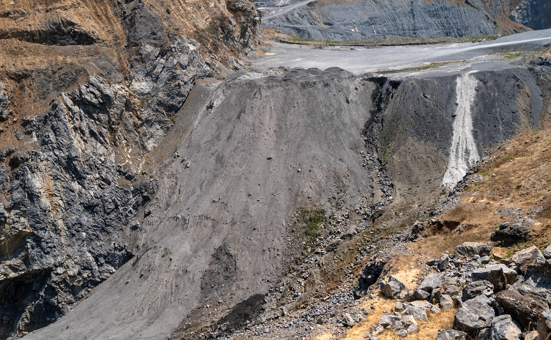 Cebeci: southern opencast mines - gravel slope