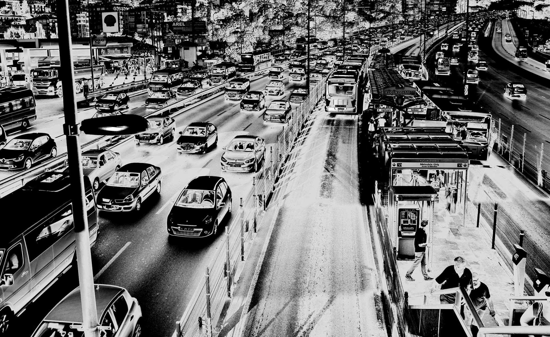 rushour traffic heading west at Küçükçekmece metrobus station