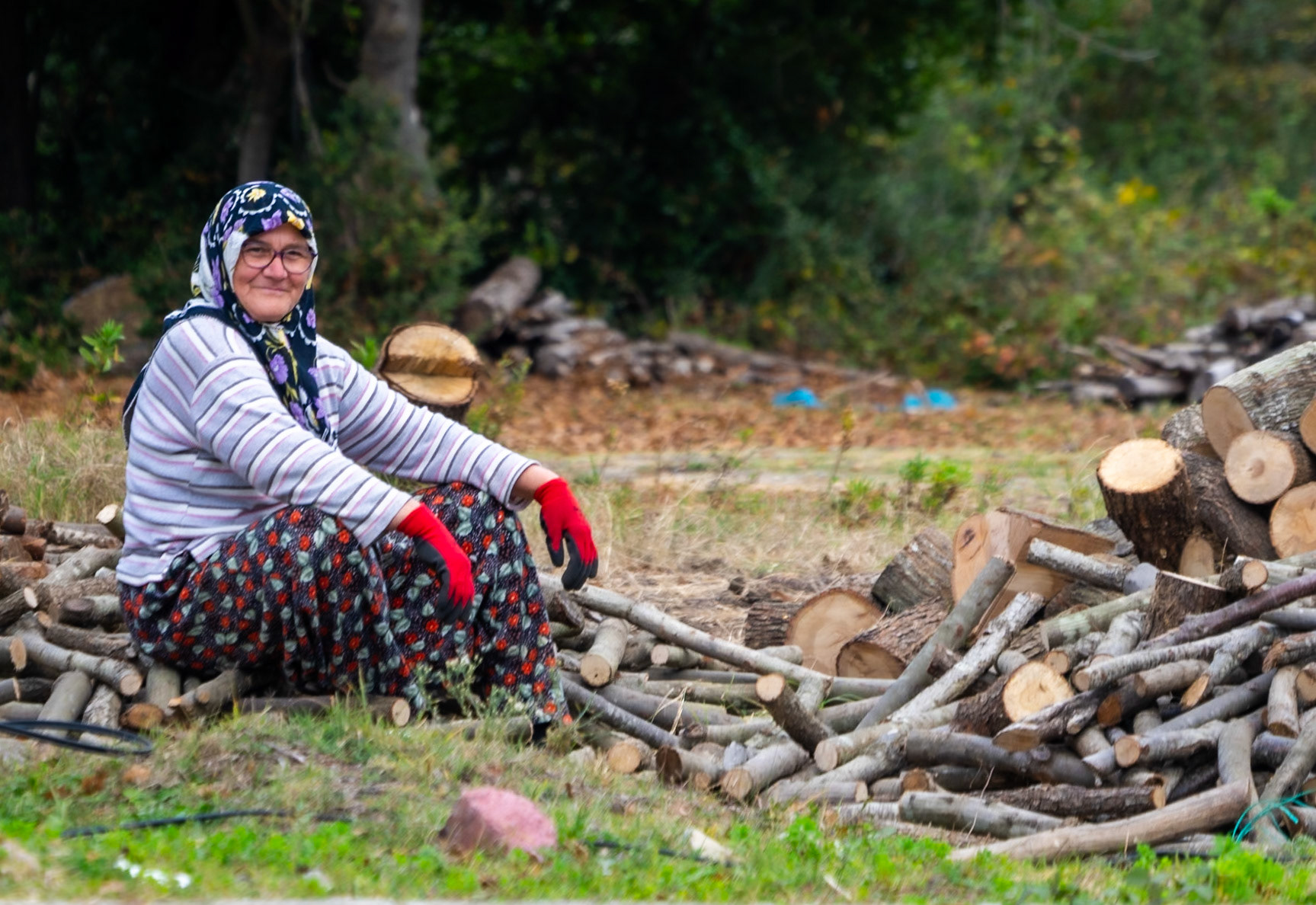 outside Alacalı village: friendly wood-gathering woman