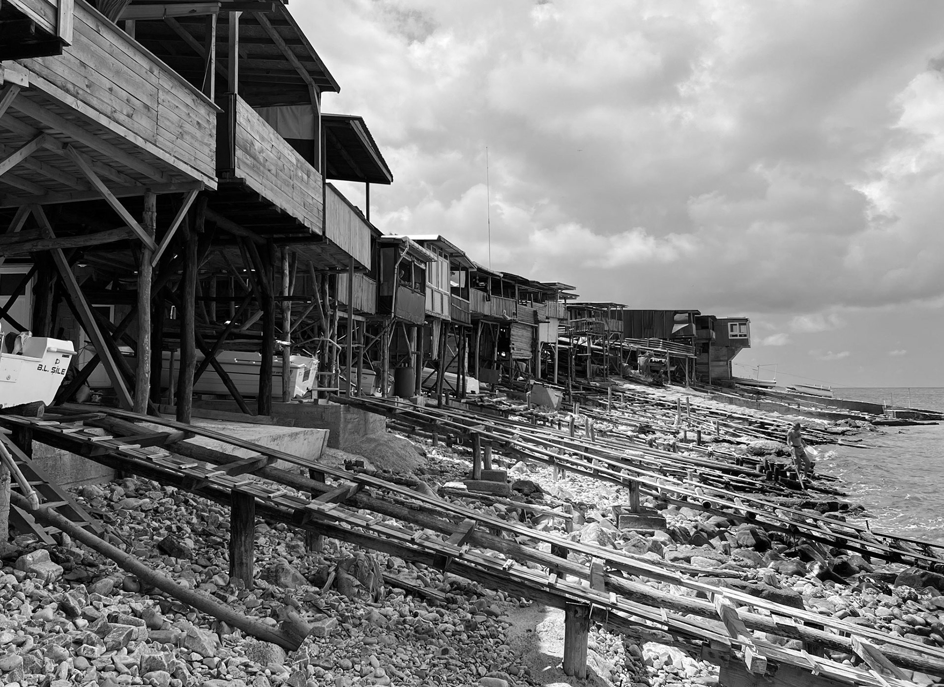 Kurna fishing hamlet: the line of huts on stilts
