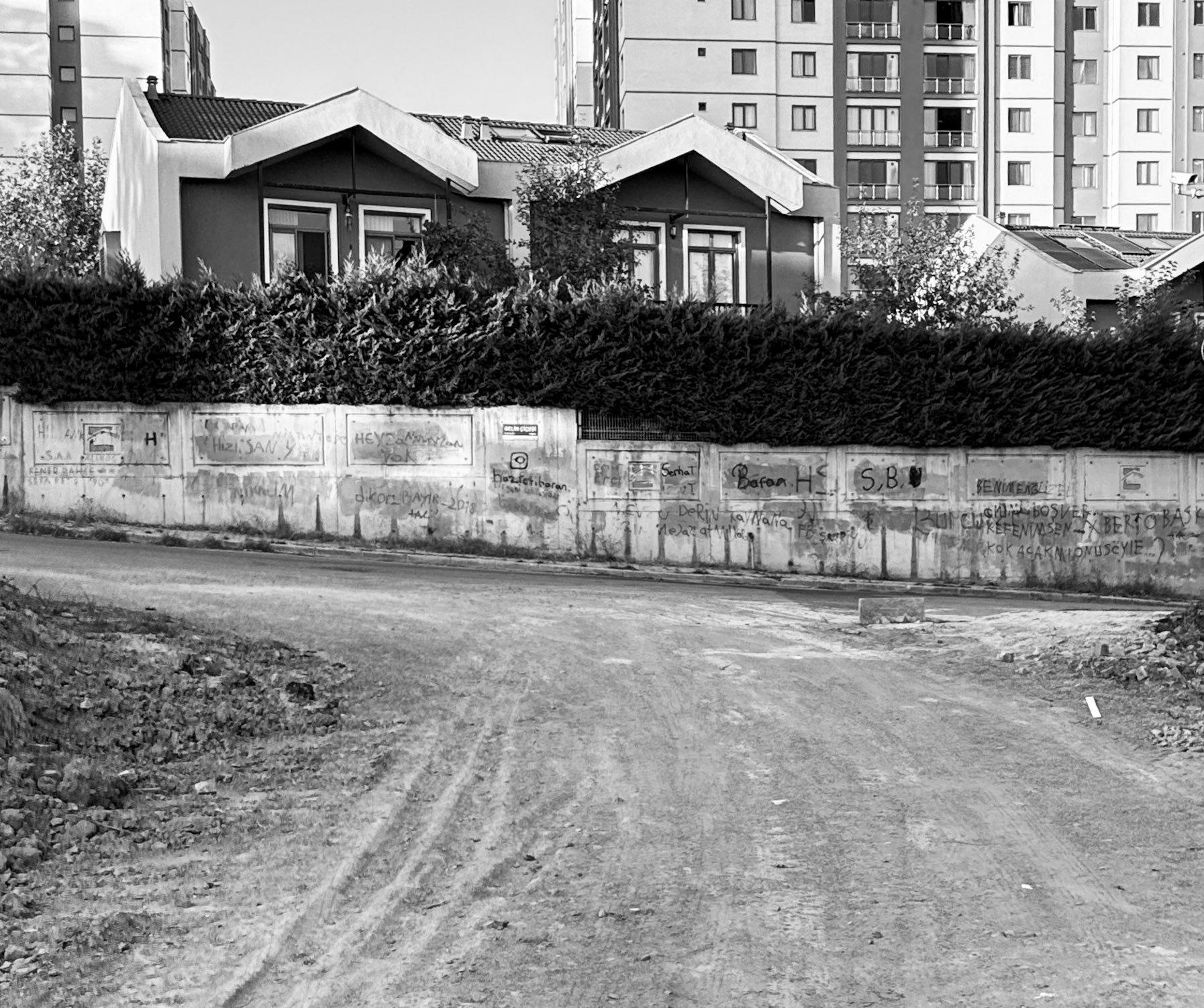 Nişantepe: graffitted wall