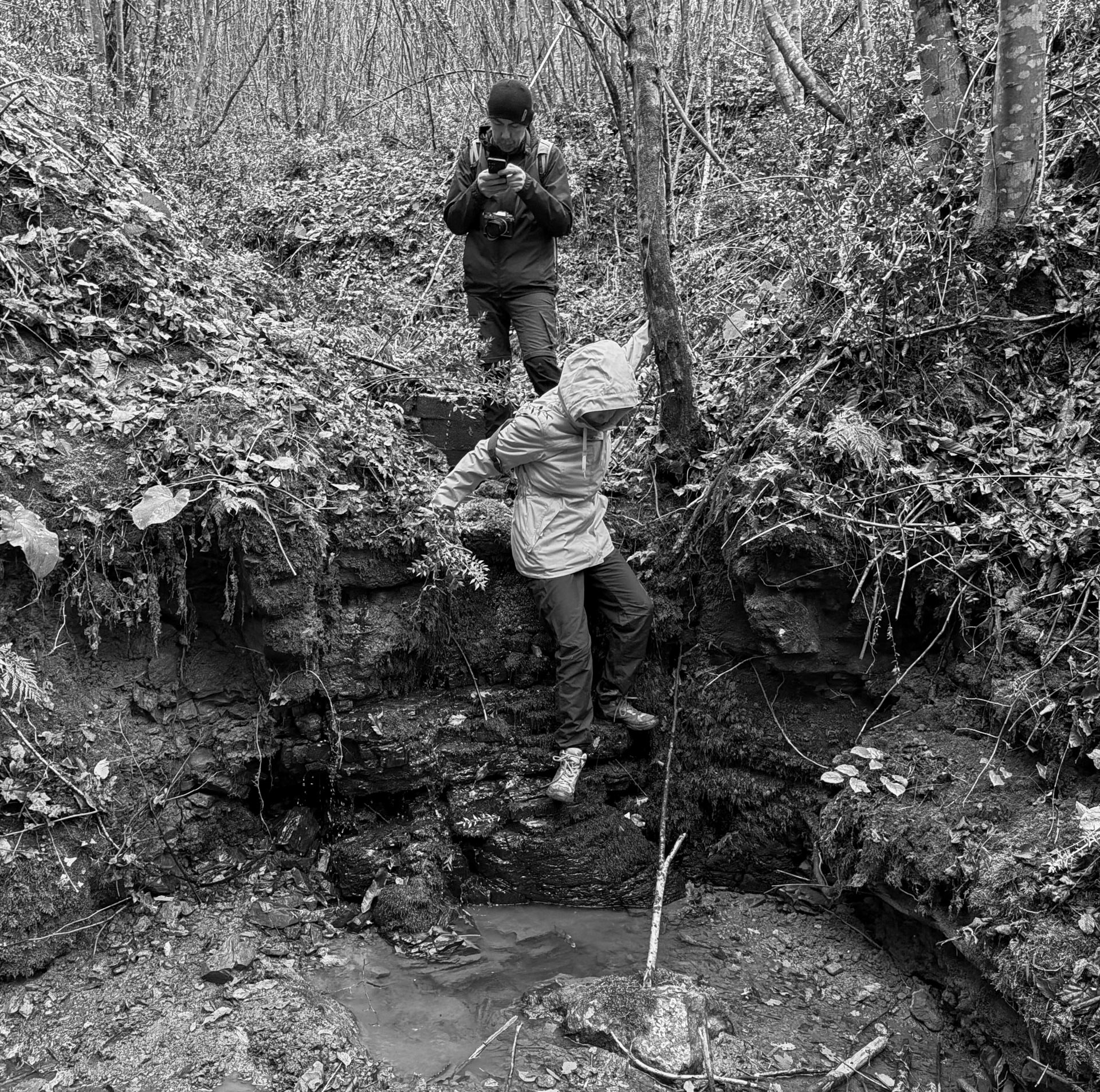 Kılıçlı southeastern stream walk: clambering down a wet ledge