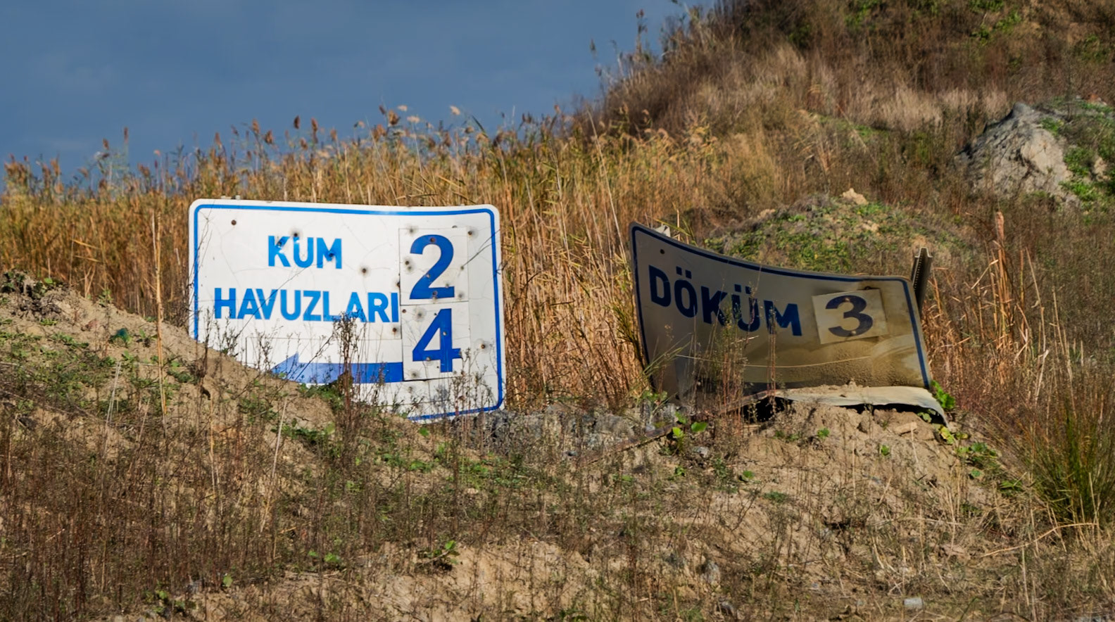 heading west from Akpınar: mining signs