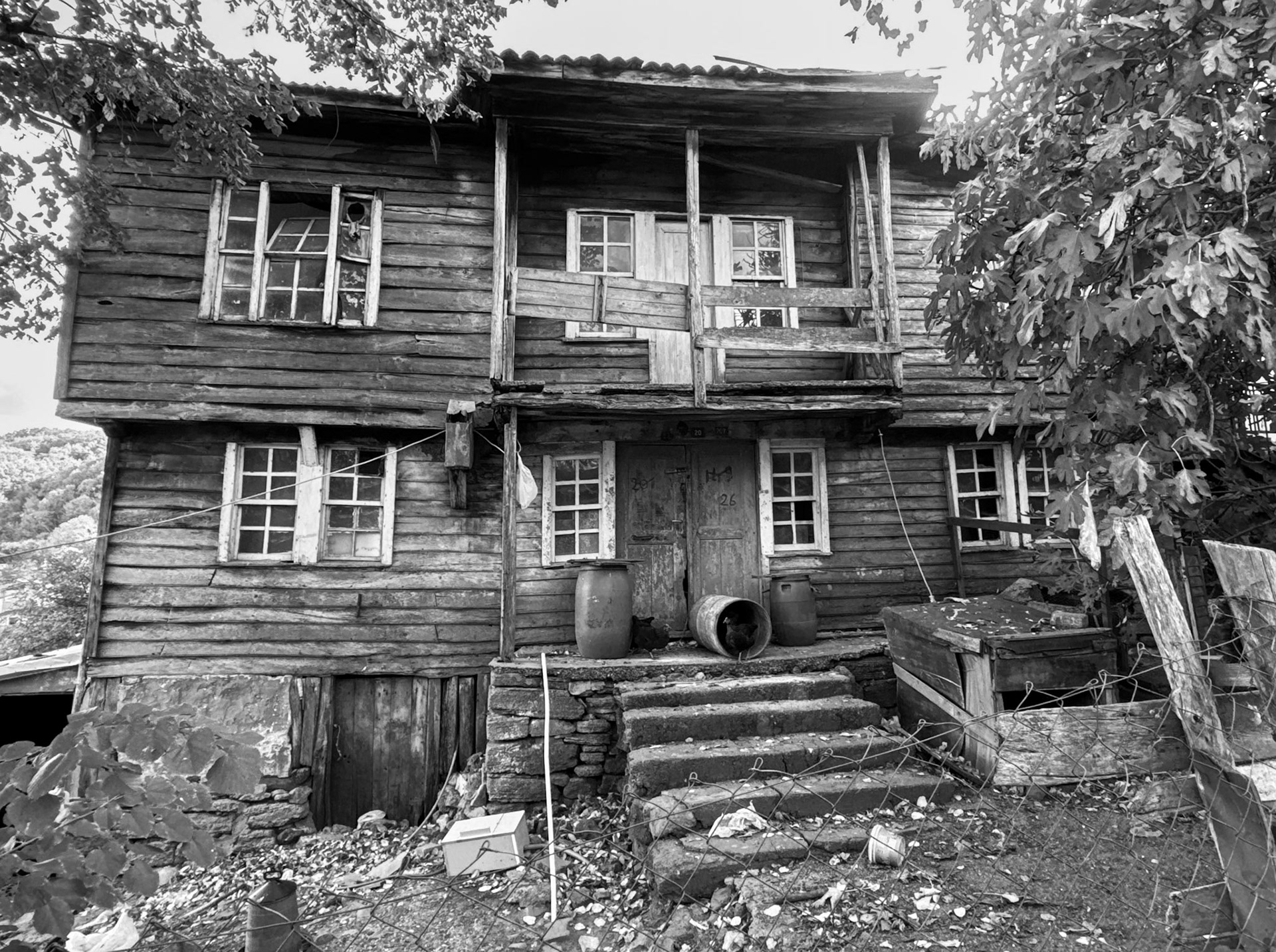 Doǧancılı village: abandoned wooden house