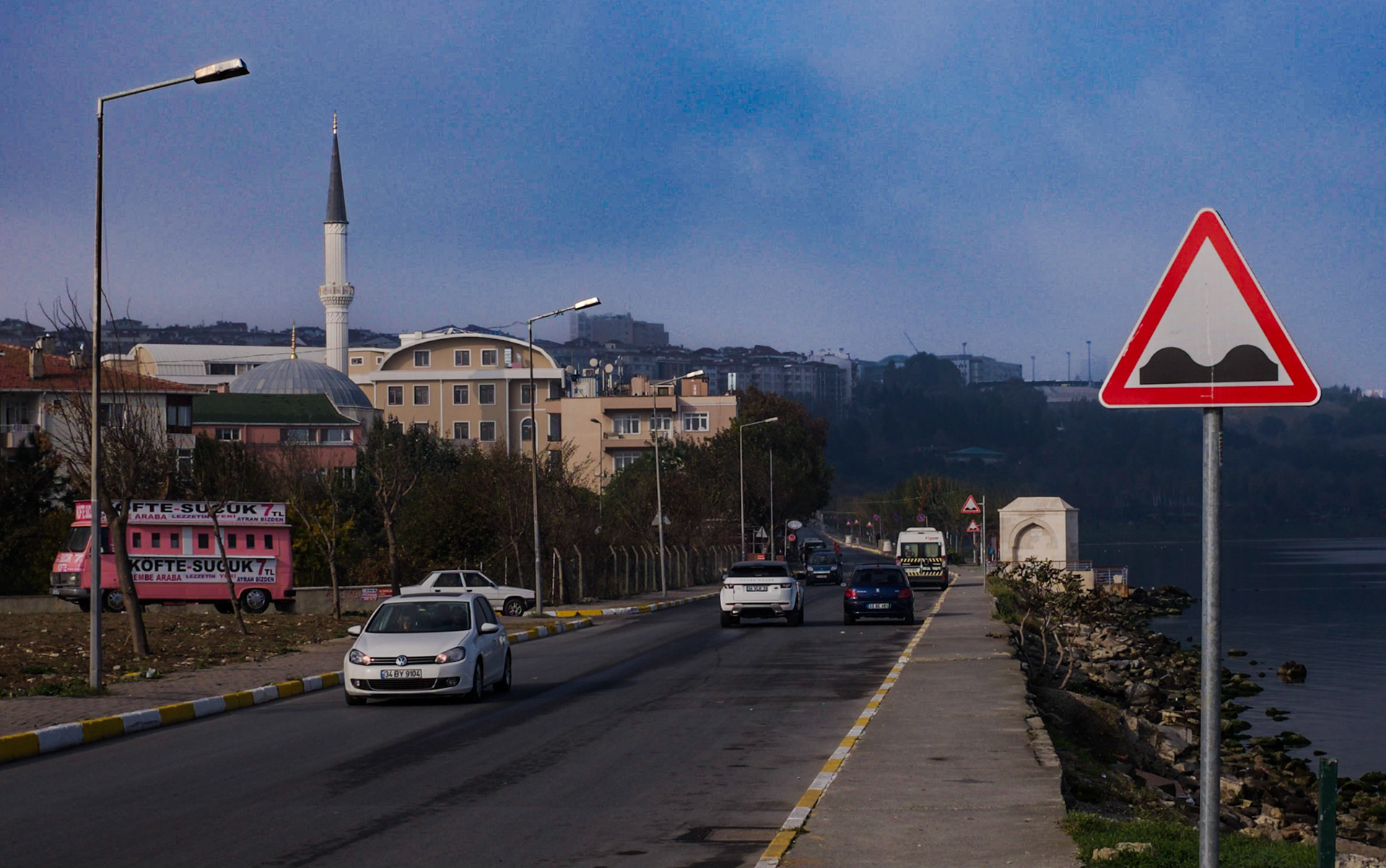 Avcılar causeway - separating Küçükçekmece lake and the Sea of Marmara: looking west, with Gümüşpala on the left