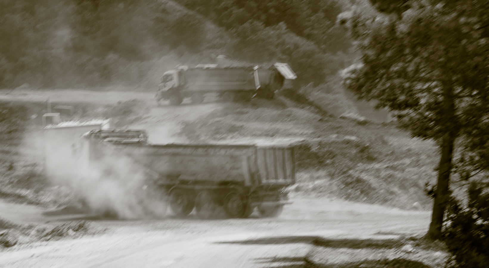 Kurna quarry: dusty trucks
