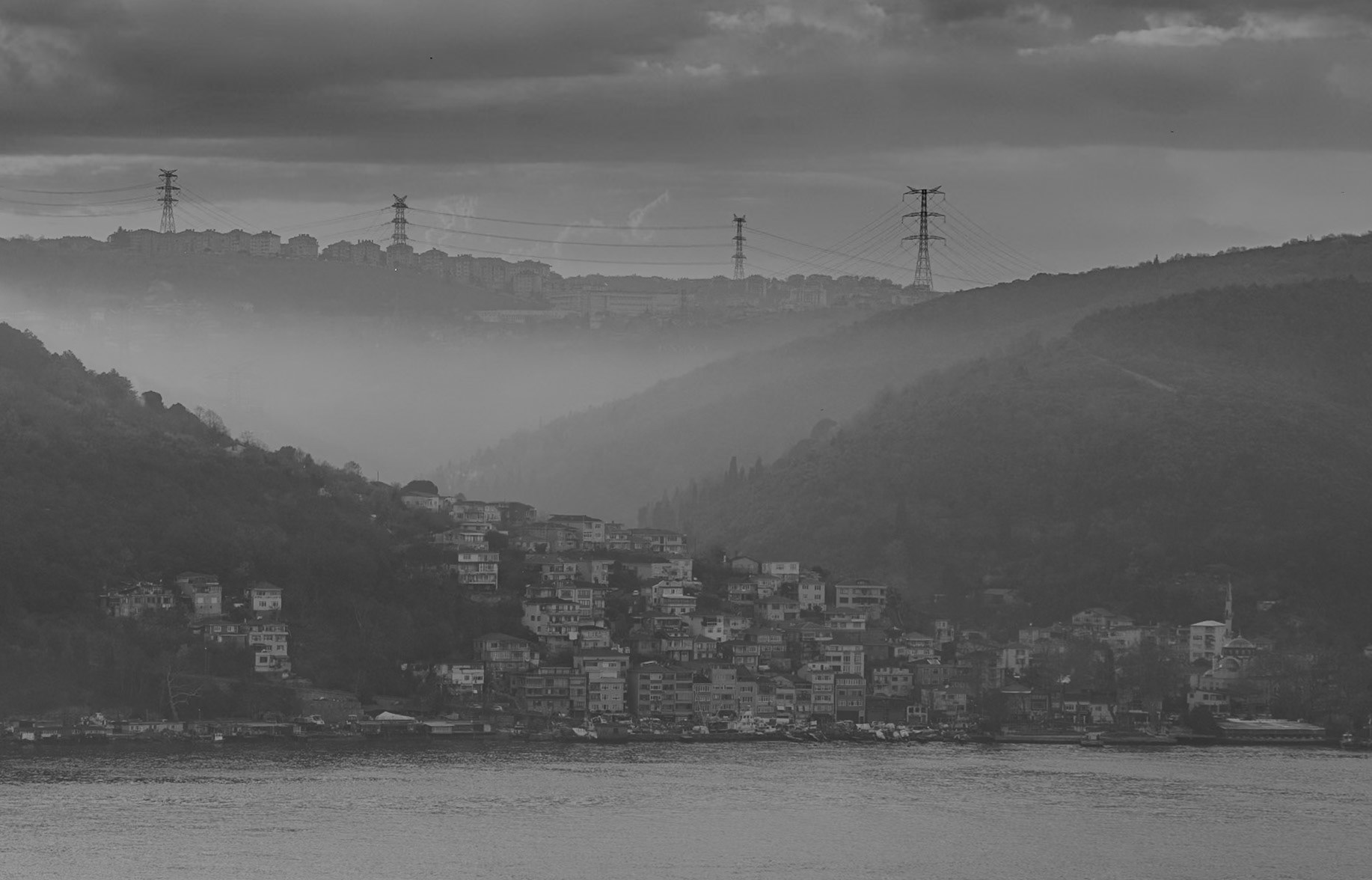 Anadolu Kavaǧı Bosphorus viewing point: looking across to Rumeli Kavaǧı