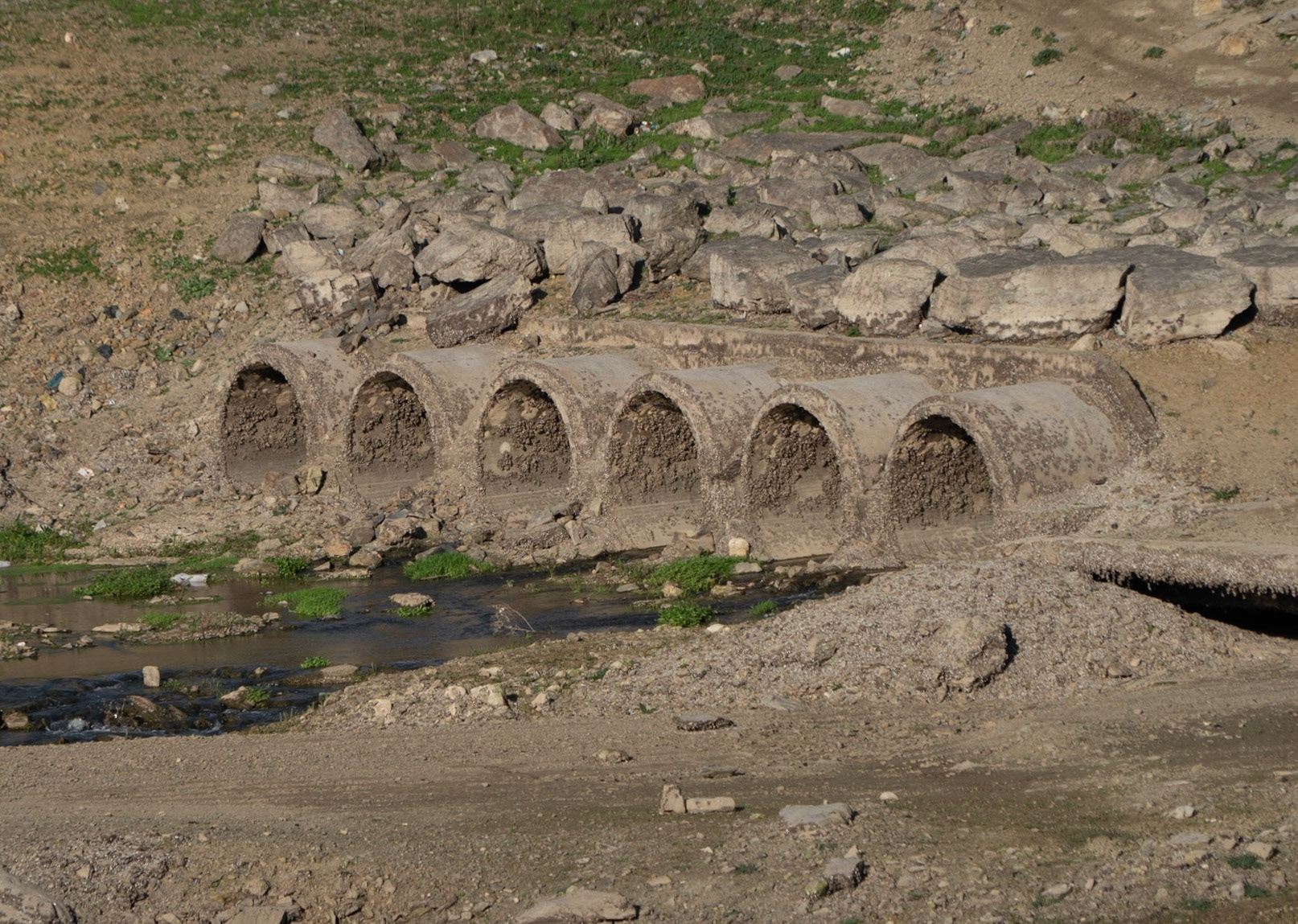 Şamlar: almost-dry pipes in the village dam (I think this means that the dam is not there to hold water but is there as a causeway and to control the river flow); meaning that the middle reservoir only fills up when the Sazlıdere reservoir is sufficiently high