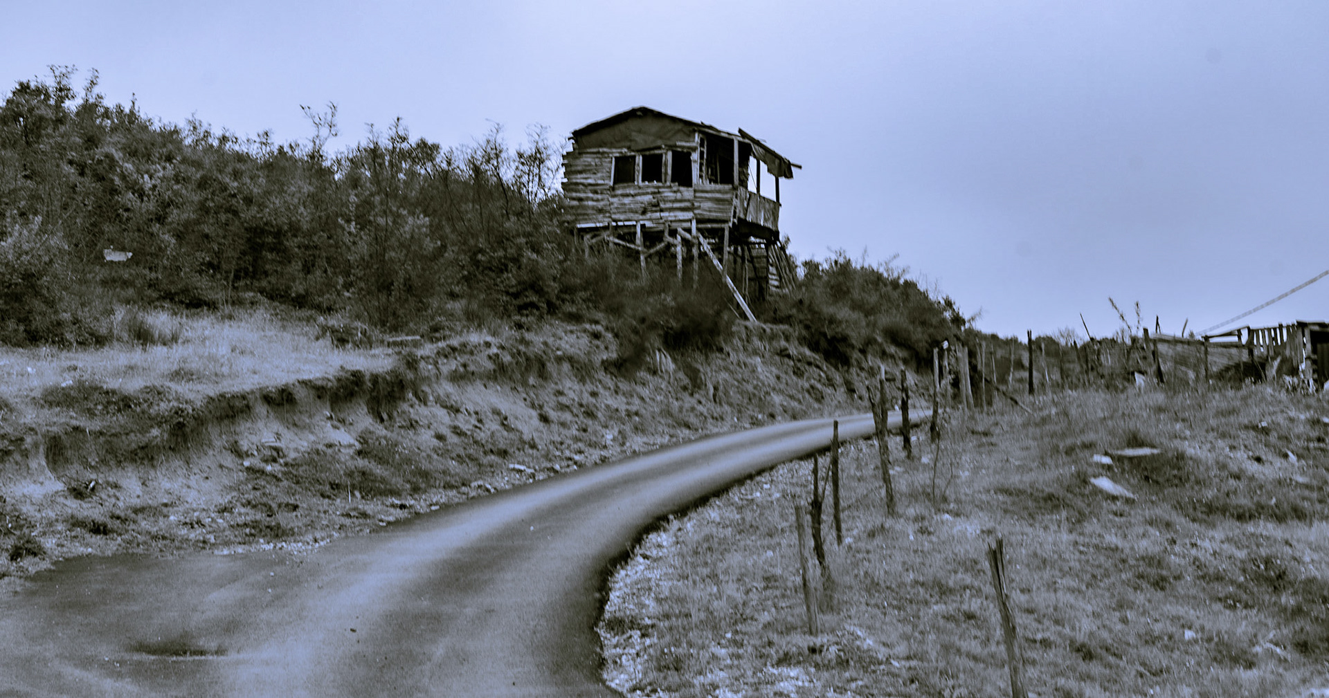 İshaklıköy: dilapidated old house (?)