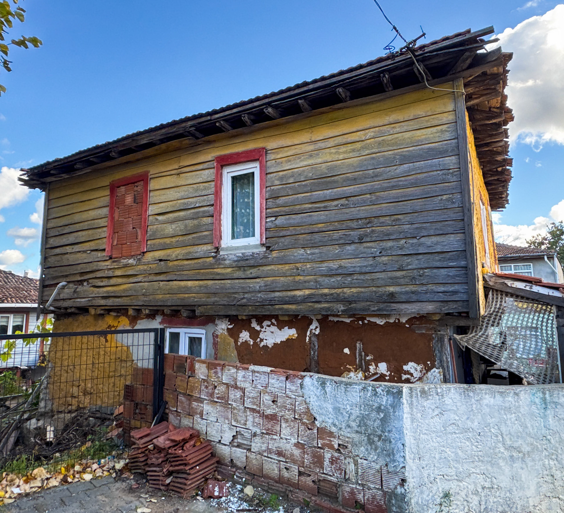 Doǧancılı village: brick and wooden house
