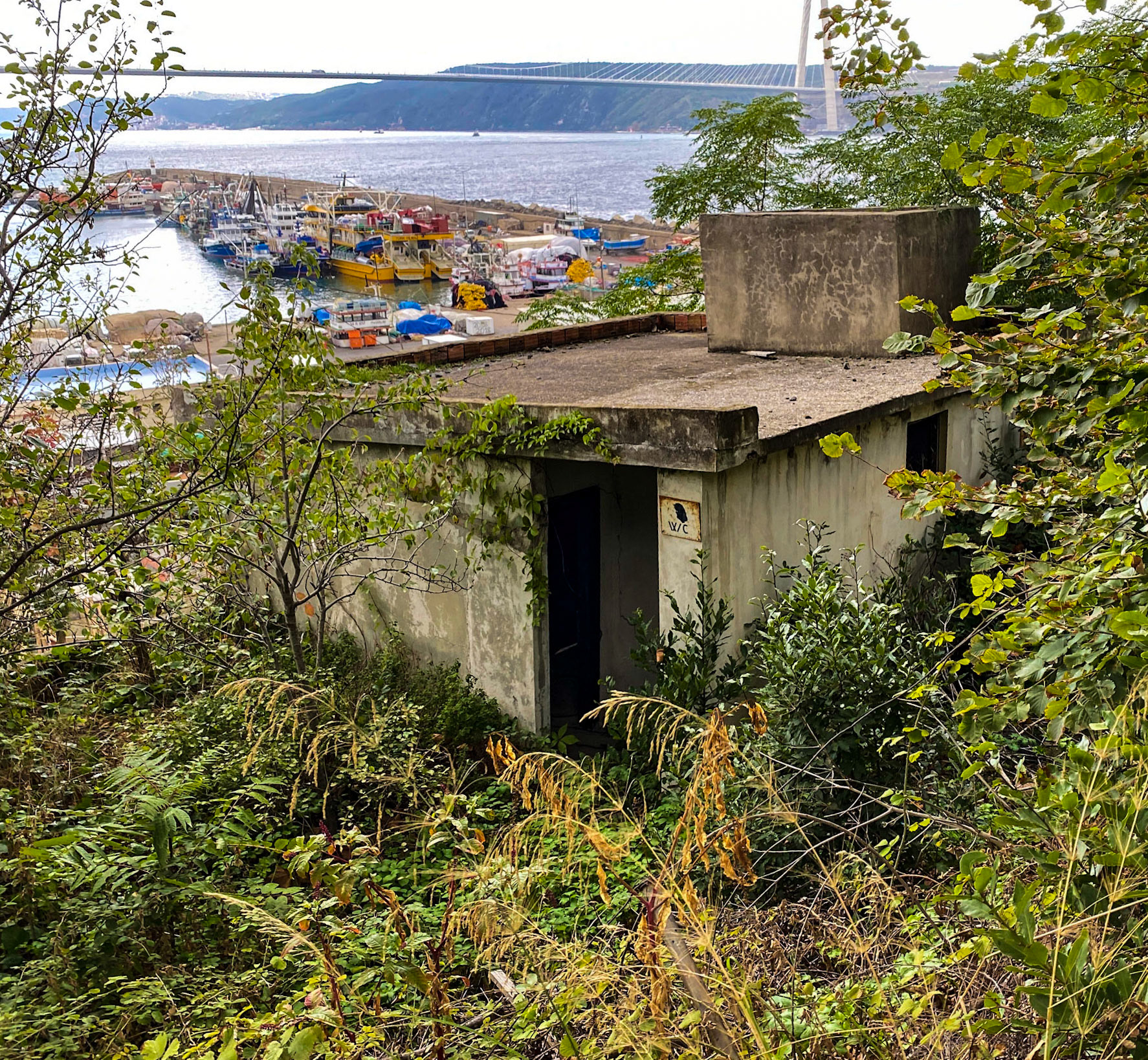 Poyraz: abandoned WC (former military?)