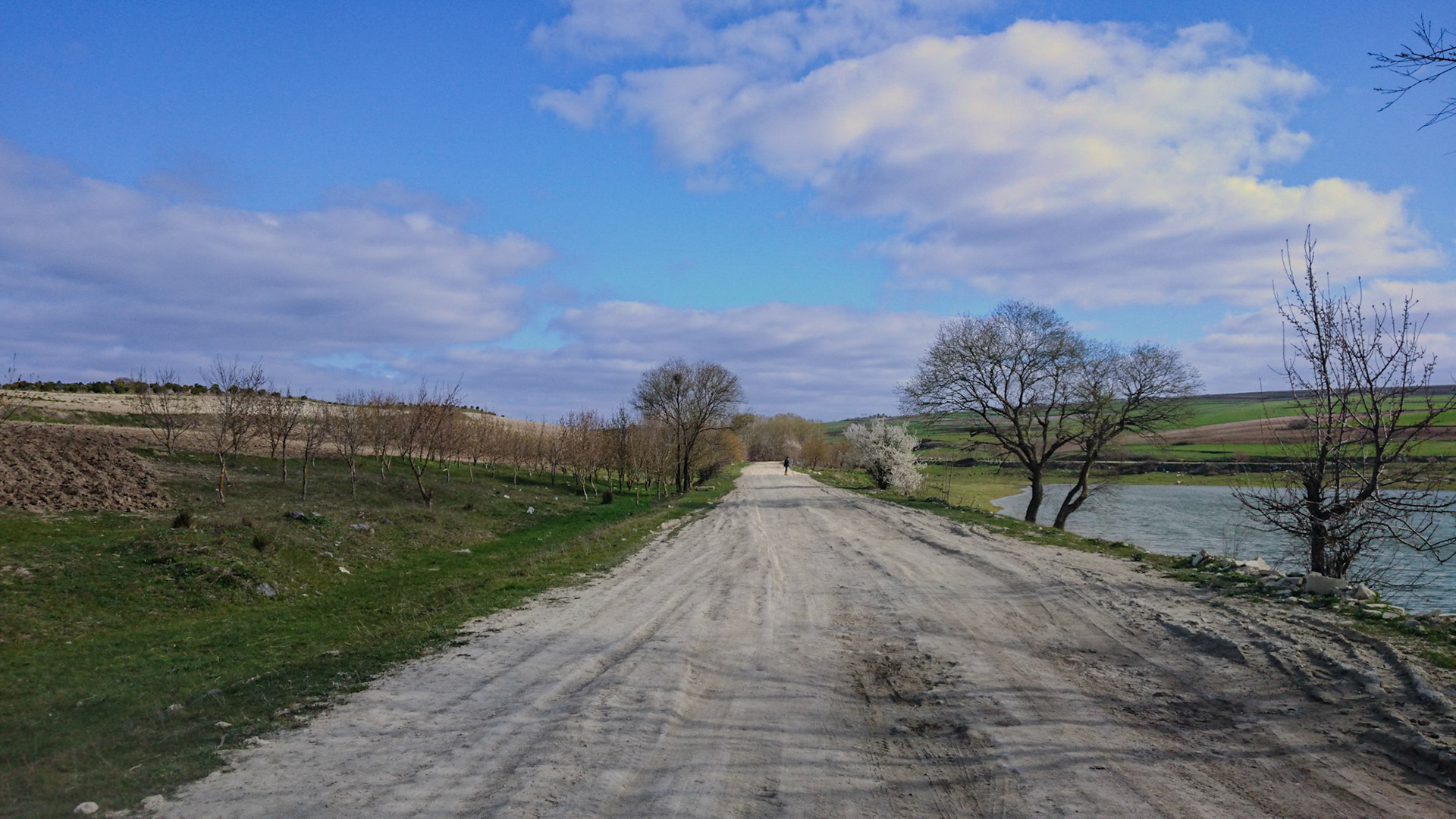 between Sazlıbosna and Sazlıdere quarry: the track alongside the reservoir