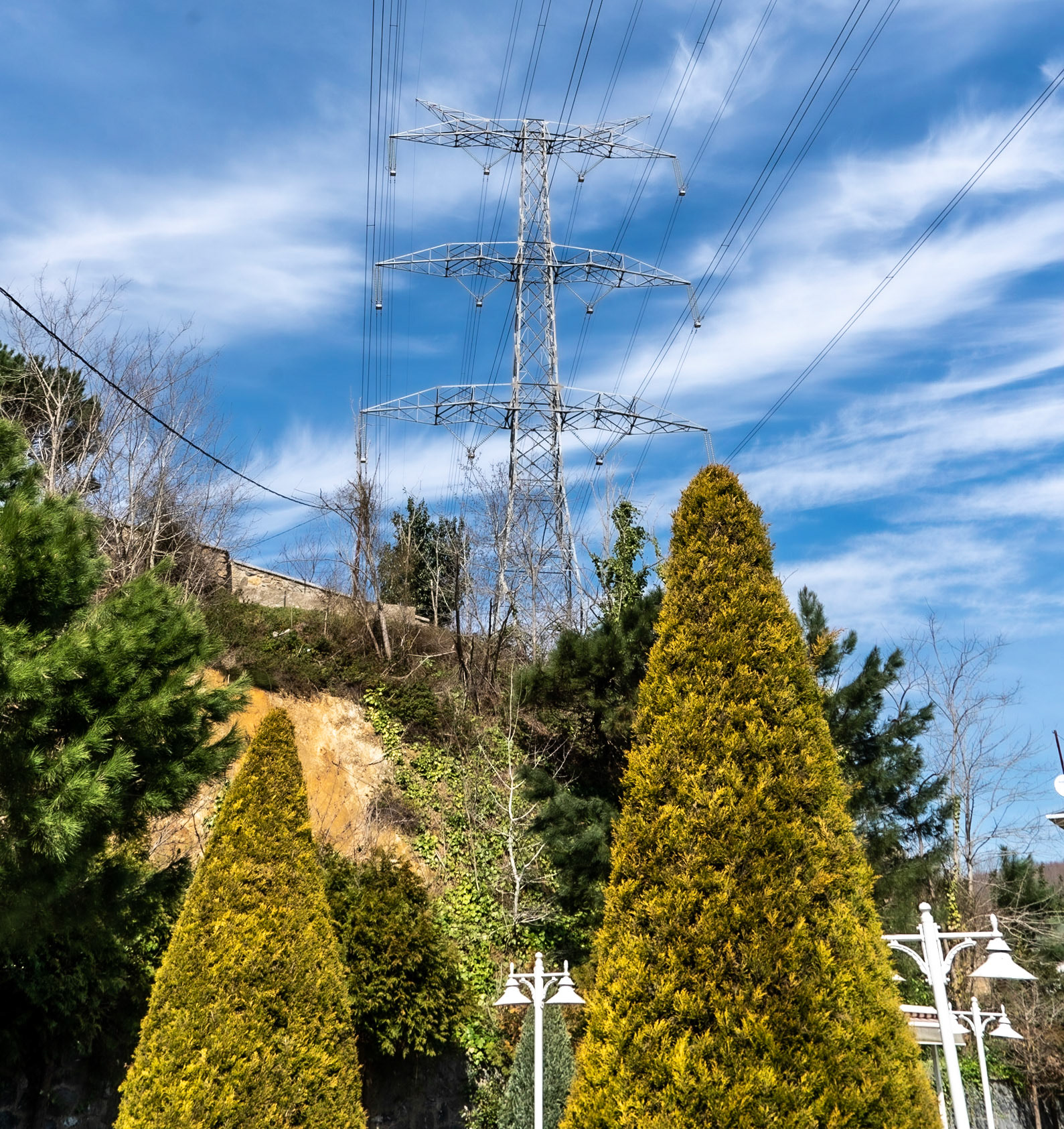 Zerzevatçı: pylon looming over the mosque