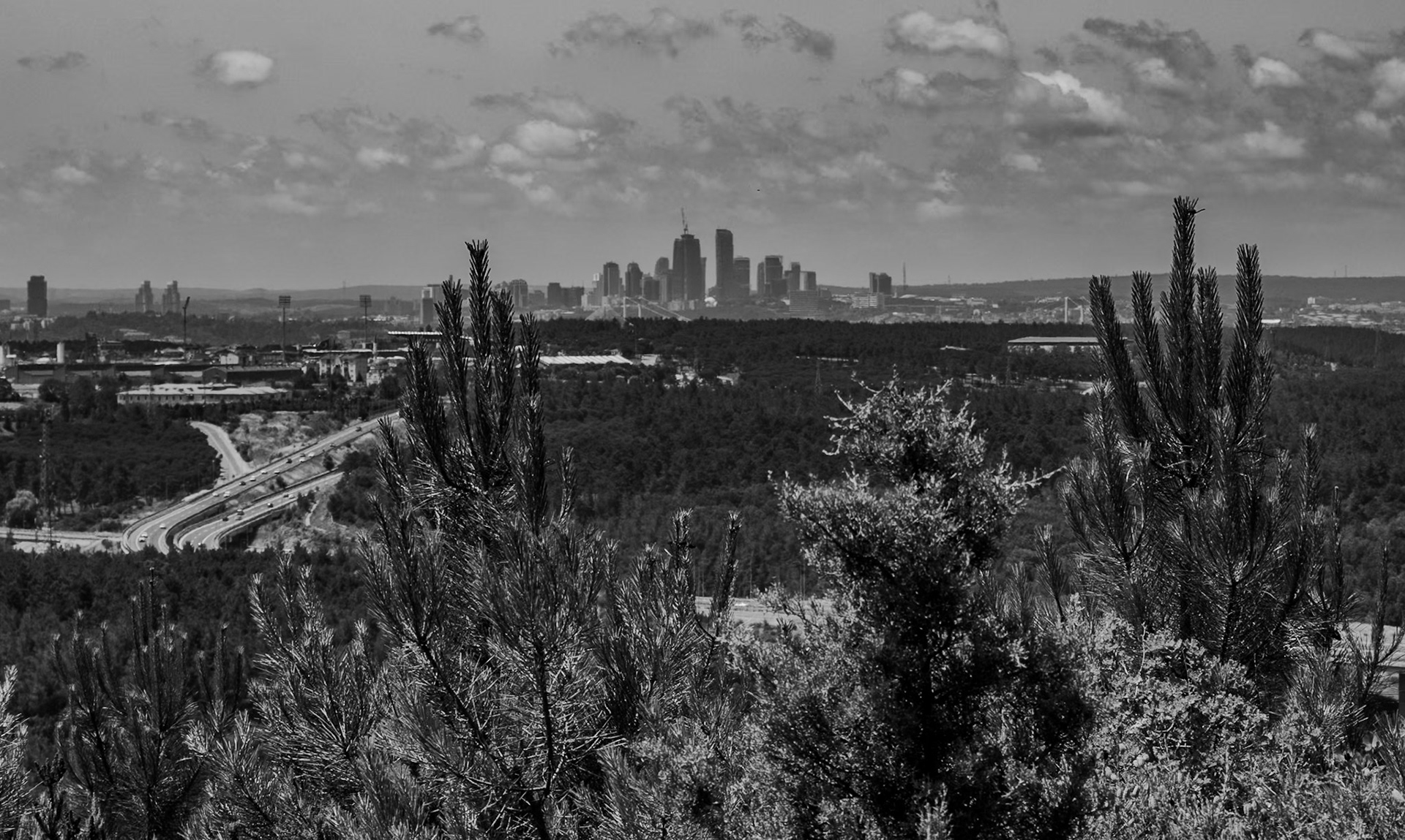 Kapaklı crest: view of the Değirmendere valley and the city just behind