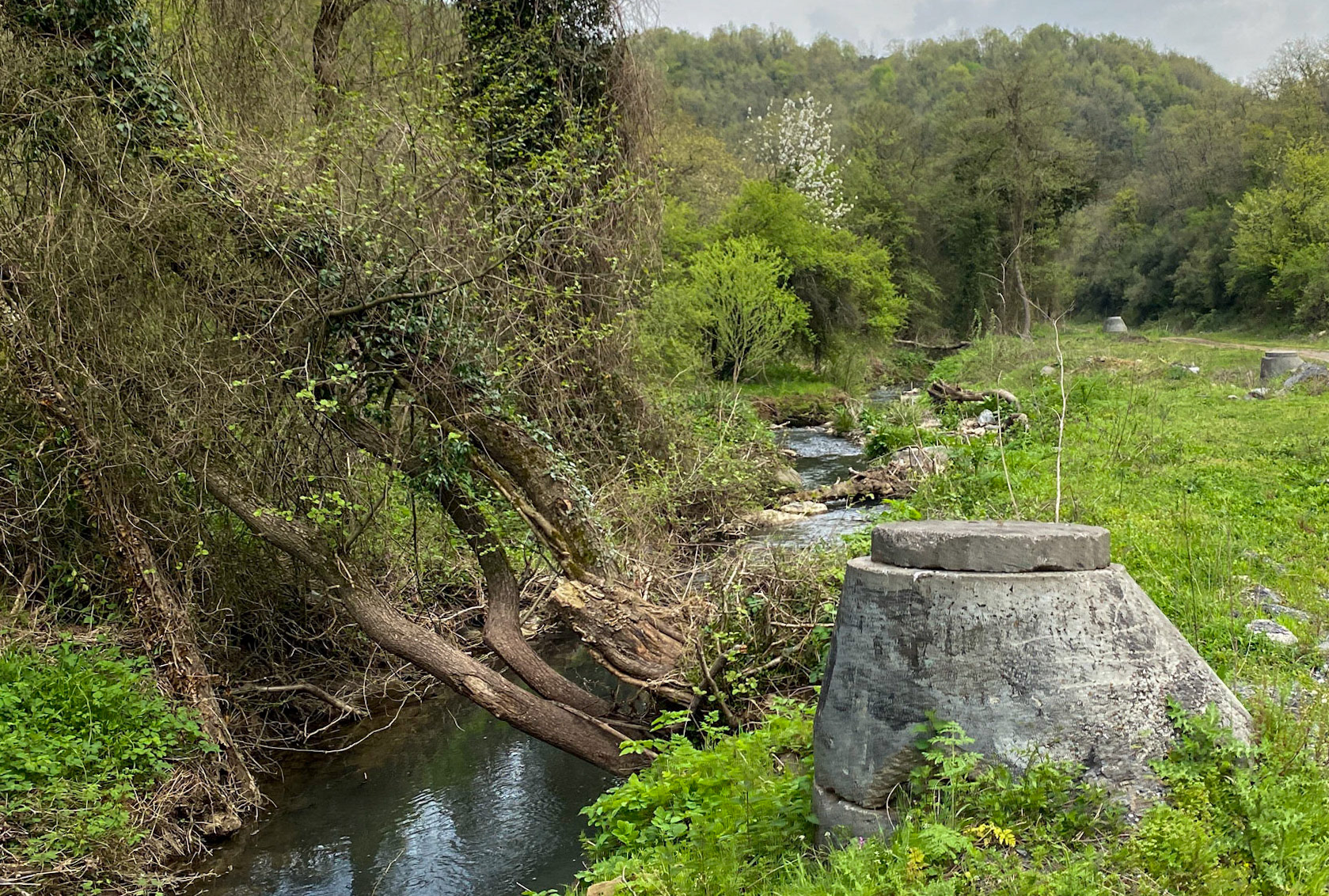 between Alemdaǧ and Reşadiye: a stream and manholes