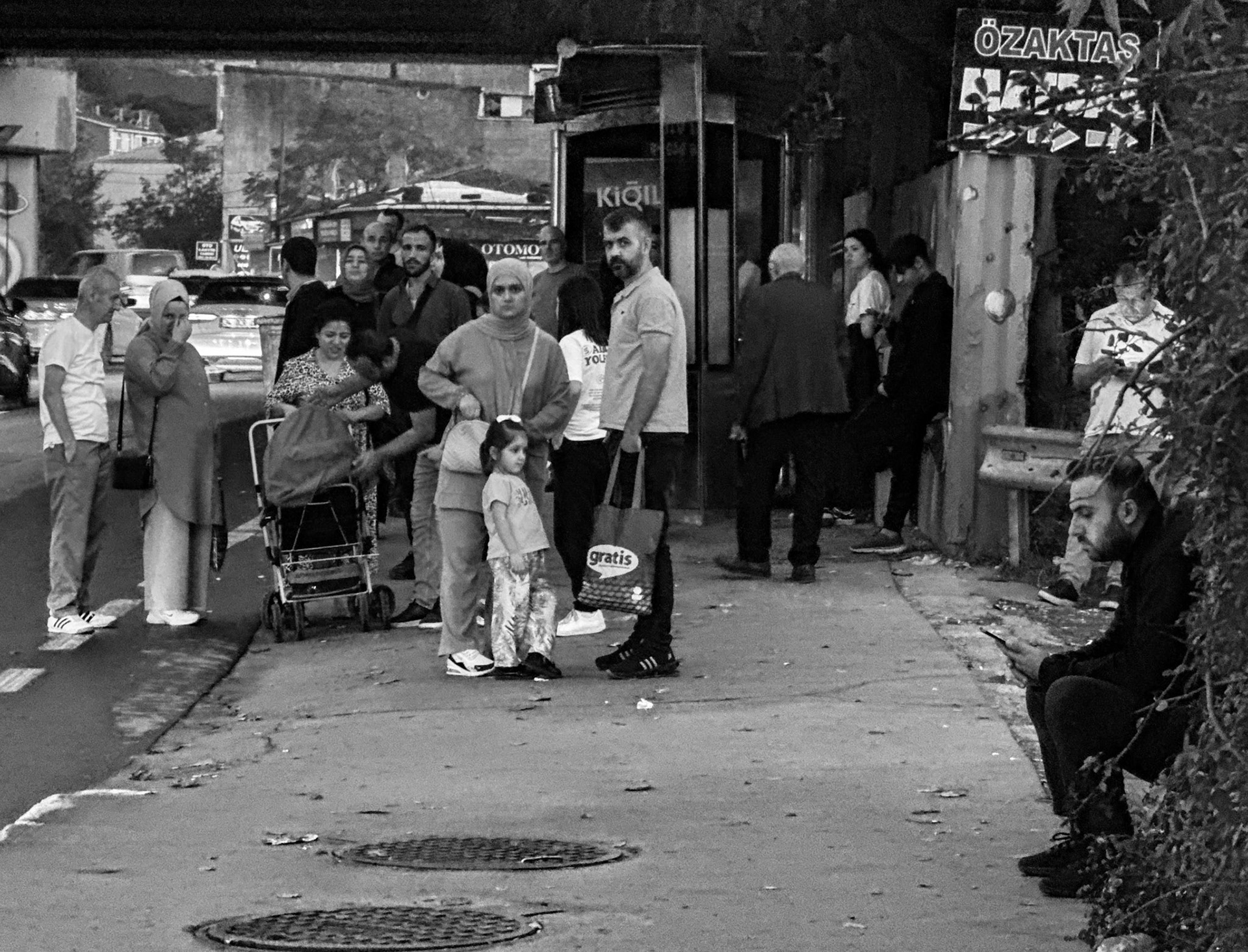 Altınşehir: people at the bus stop