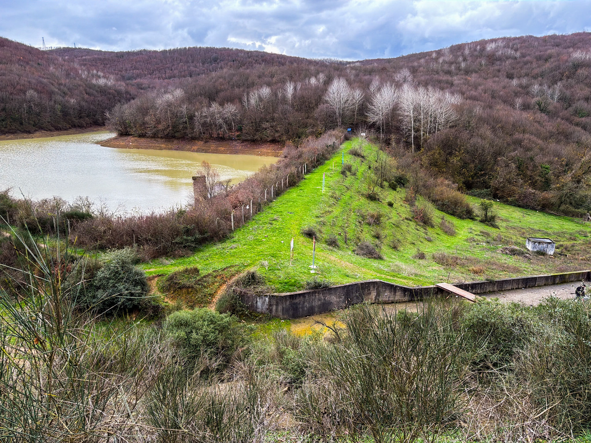 İshaklı dam and reservoir: view