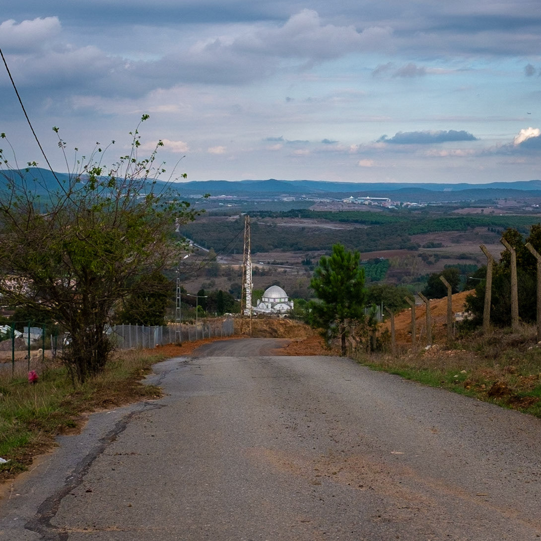 between Kurna and Karatay: Kurna mosque from the west