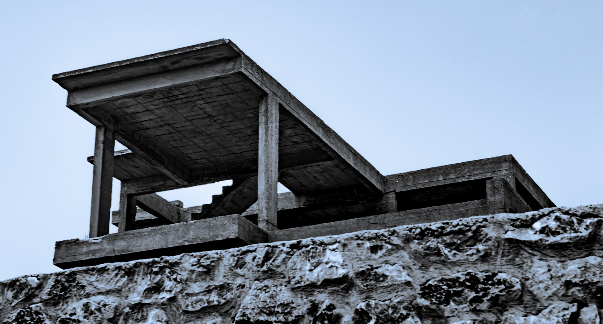 between Kurna fishing hamlet and Kurna abandoned quarry: abandoned modern villa