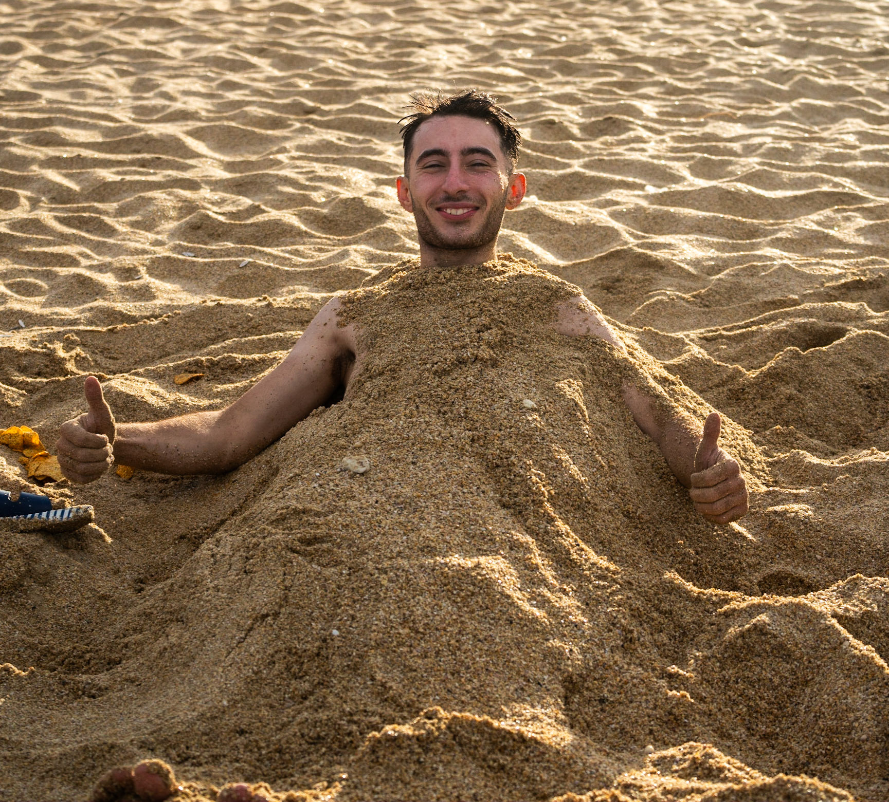 Karaburun eastern beach: happy sand-man