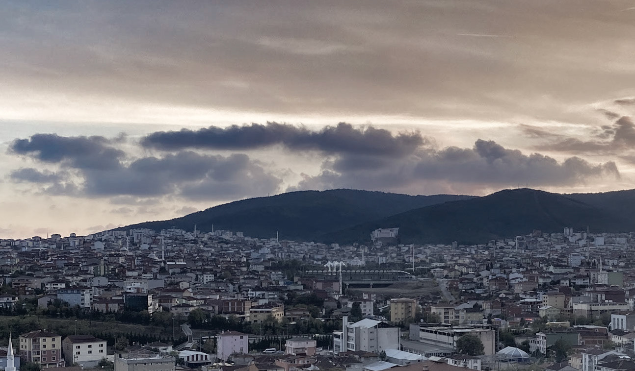 Karatay: Sultanbeyli with Aydos behind seen from the north