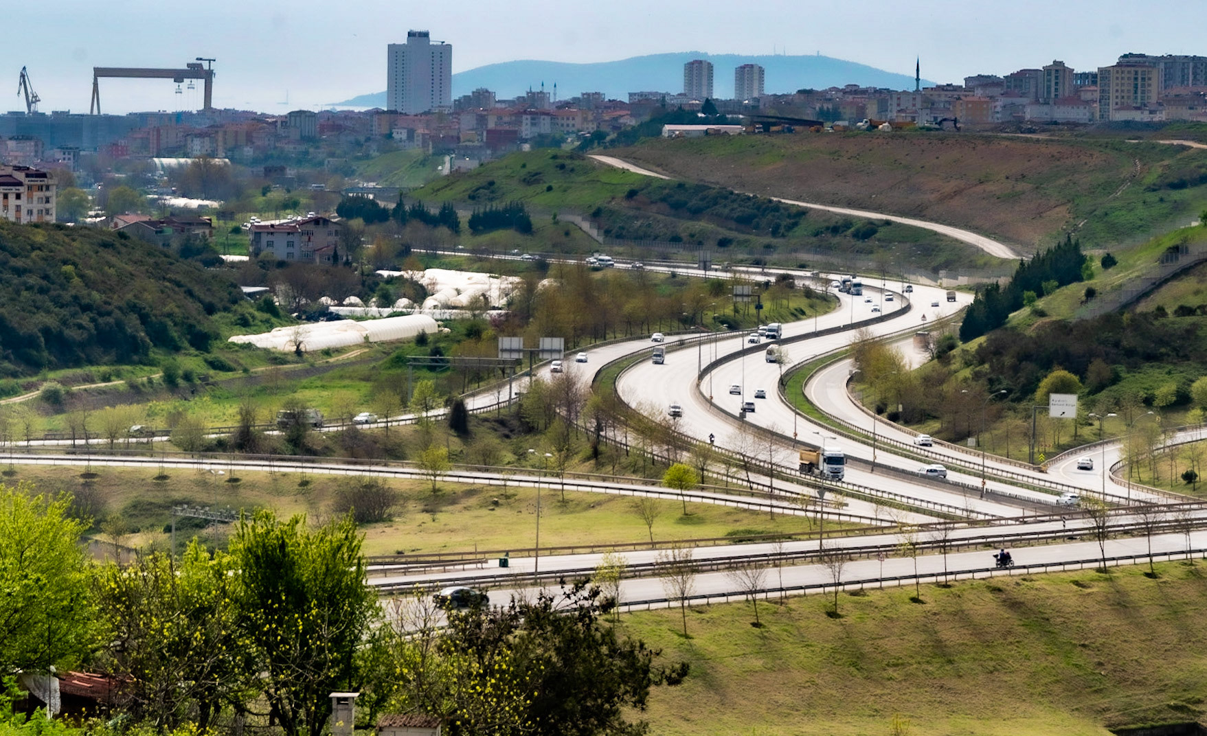 the highway on the southern side of Sabiha Gökçen airport