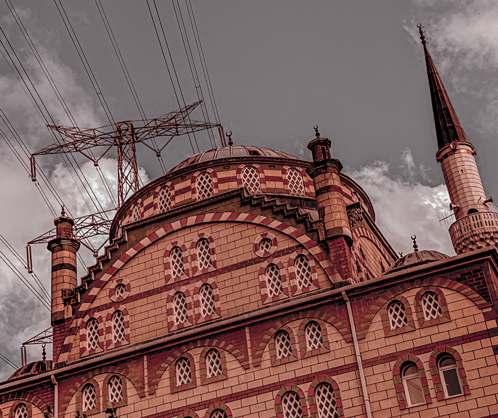Zerzevatçı: the large mosque and adjacant pylon line