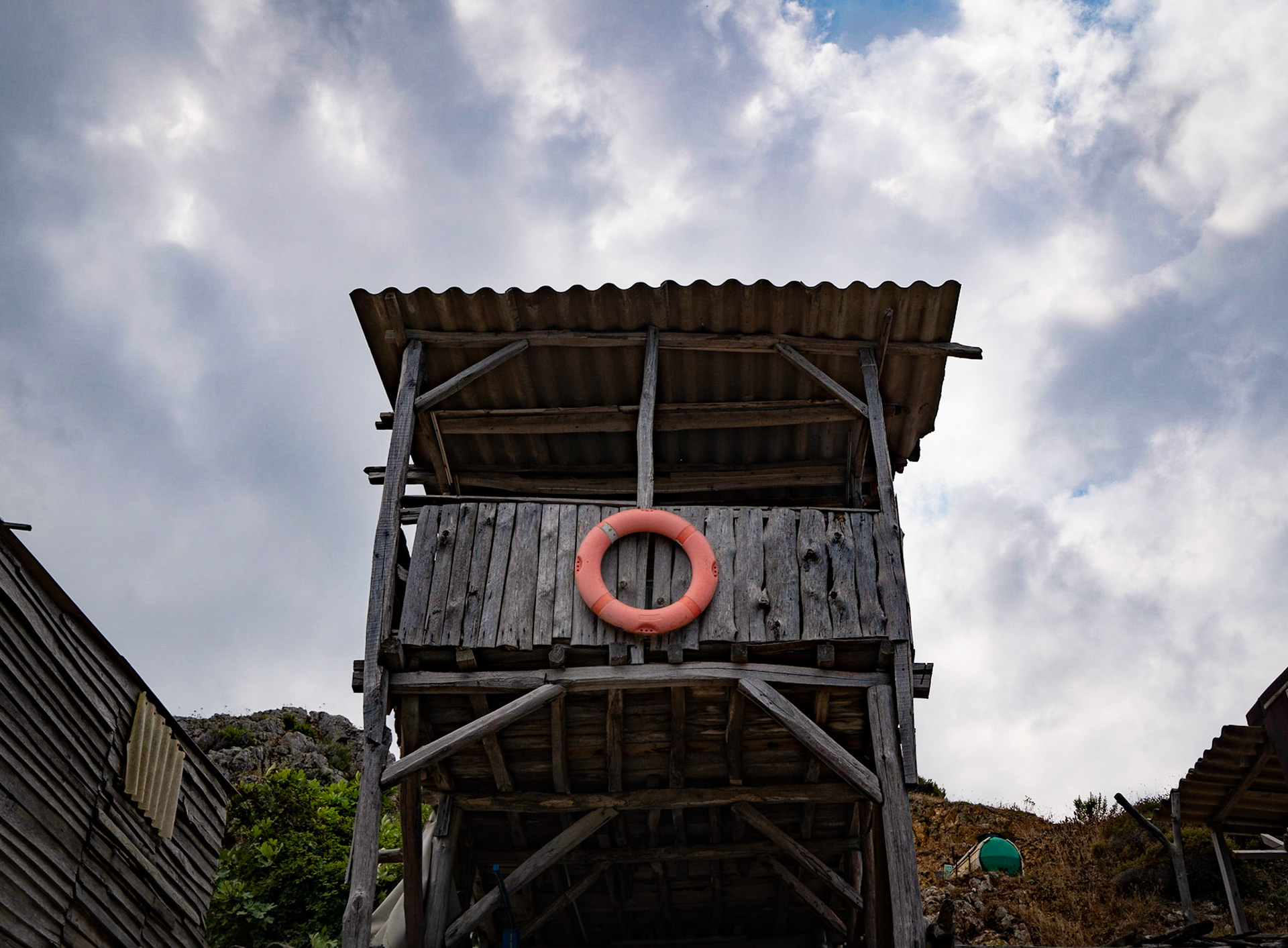 Kurna fishing hamlet: wooden home with lifebelt