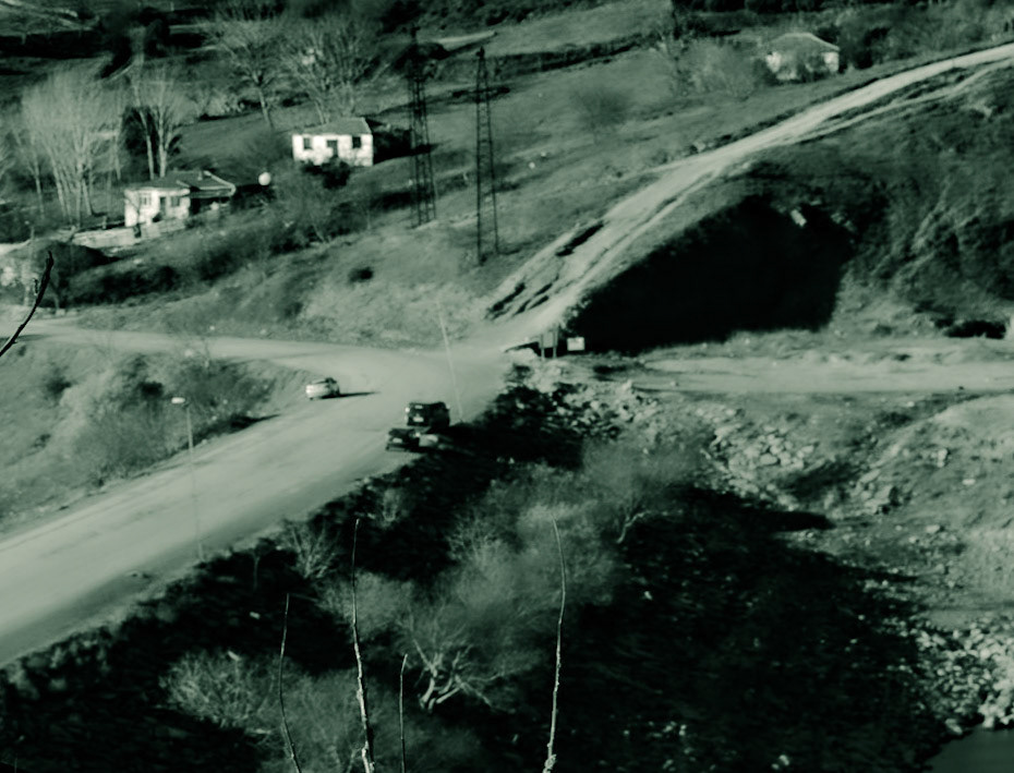 Şamlar: road and track crossing on the west side of the village dam