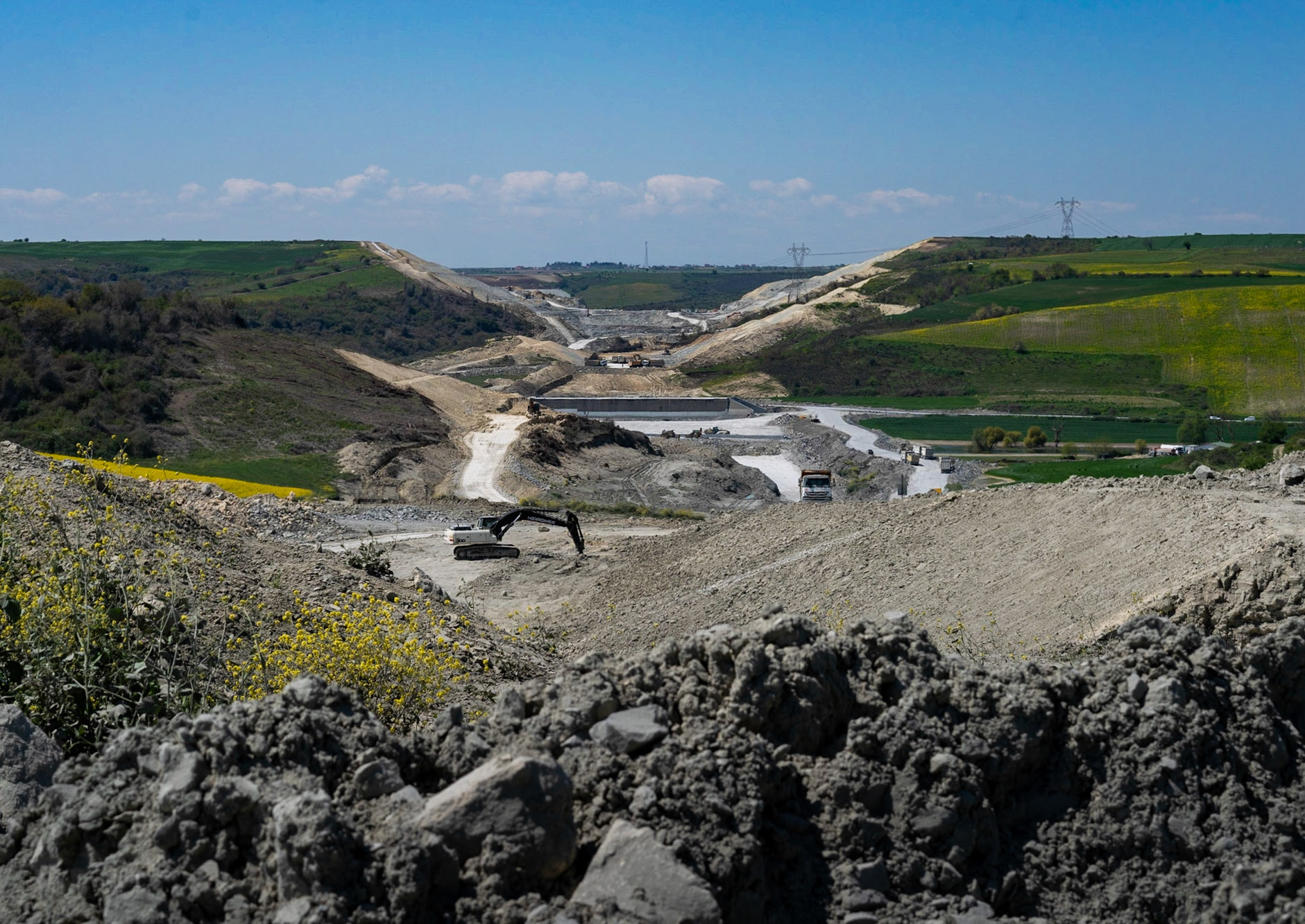 heading south from Baklalı: crossing part of the Northern Istanbul Motorway under construction (looking west)