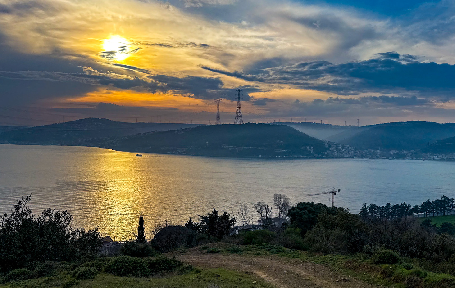 Anadolu Kavaǧı Bosphorus viewing point: looking across to Rumeli Kavaǧı