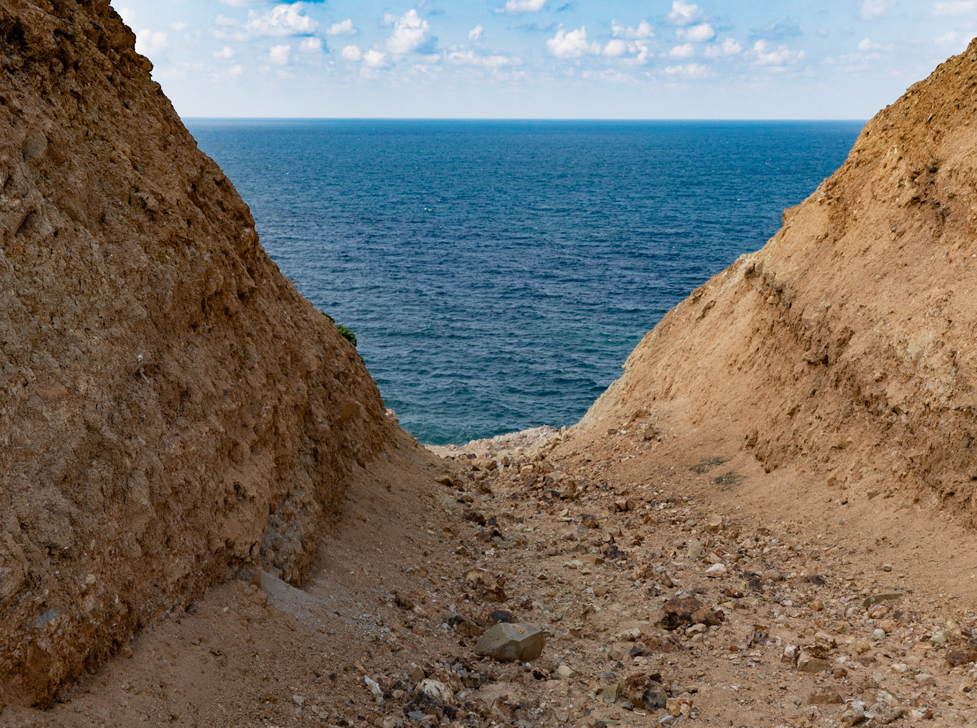 Kurna abandoned quarry: artifical cleft