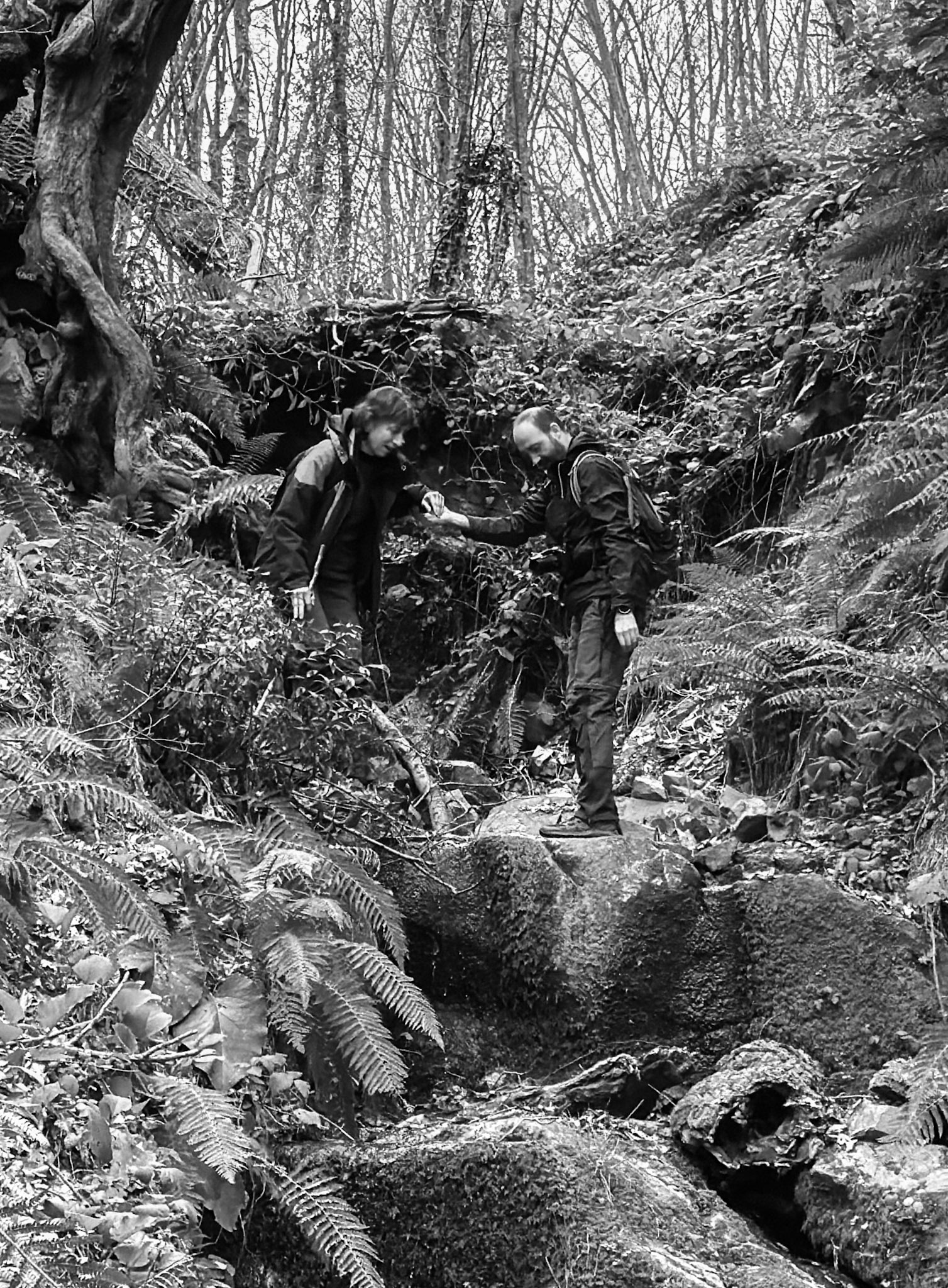 Dolap stream descent: hikers on the rocks
