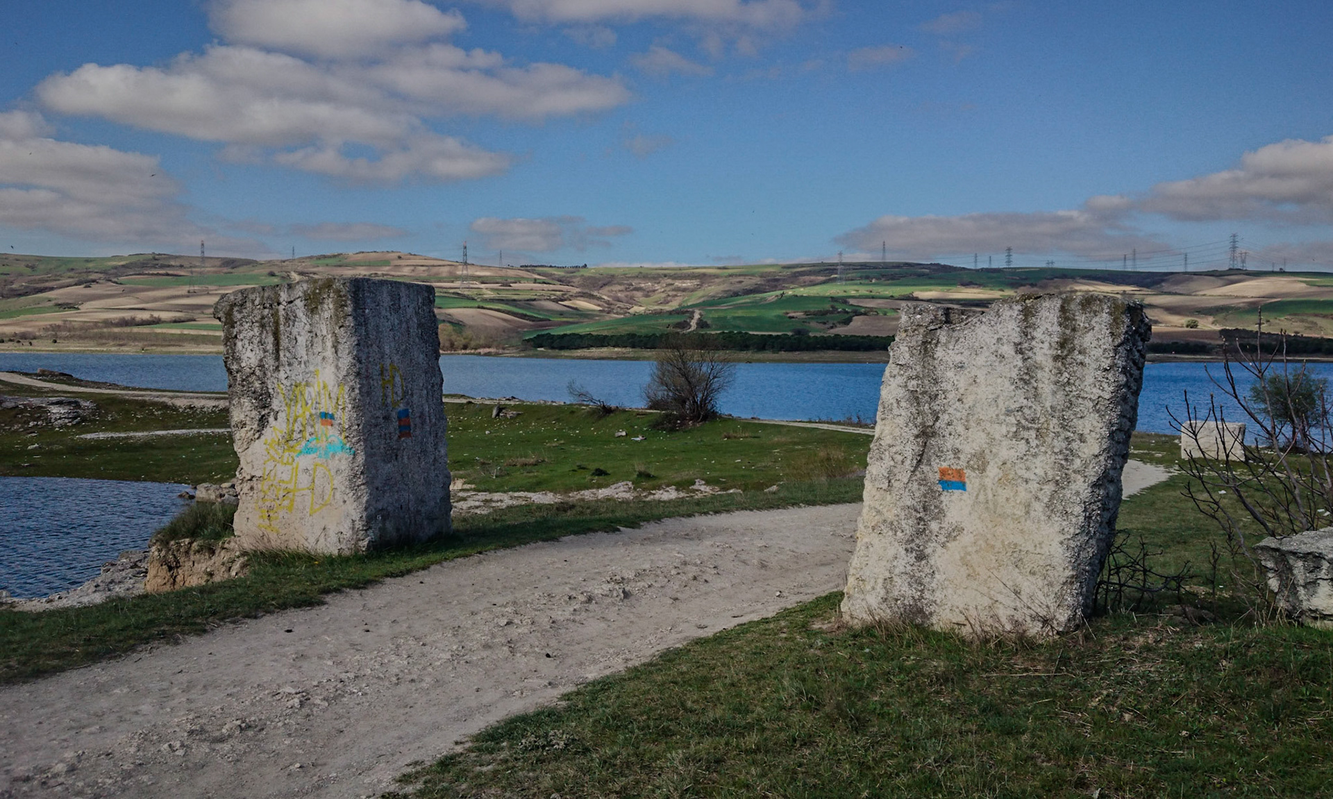 Filiboz quarry: küfeki-limestone blocks with Between Two Seas way-markings