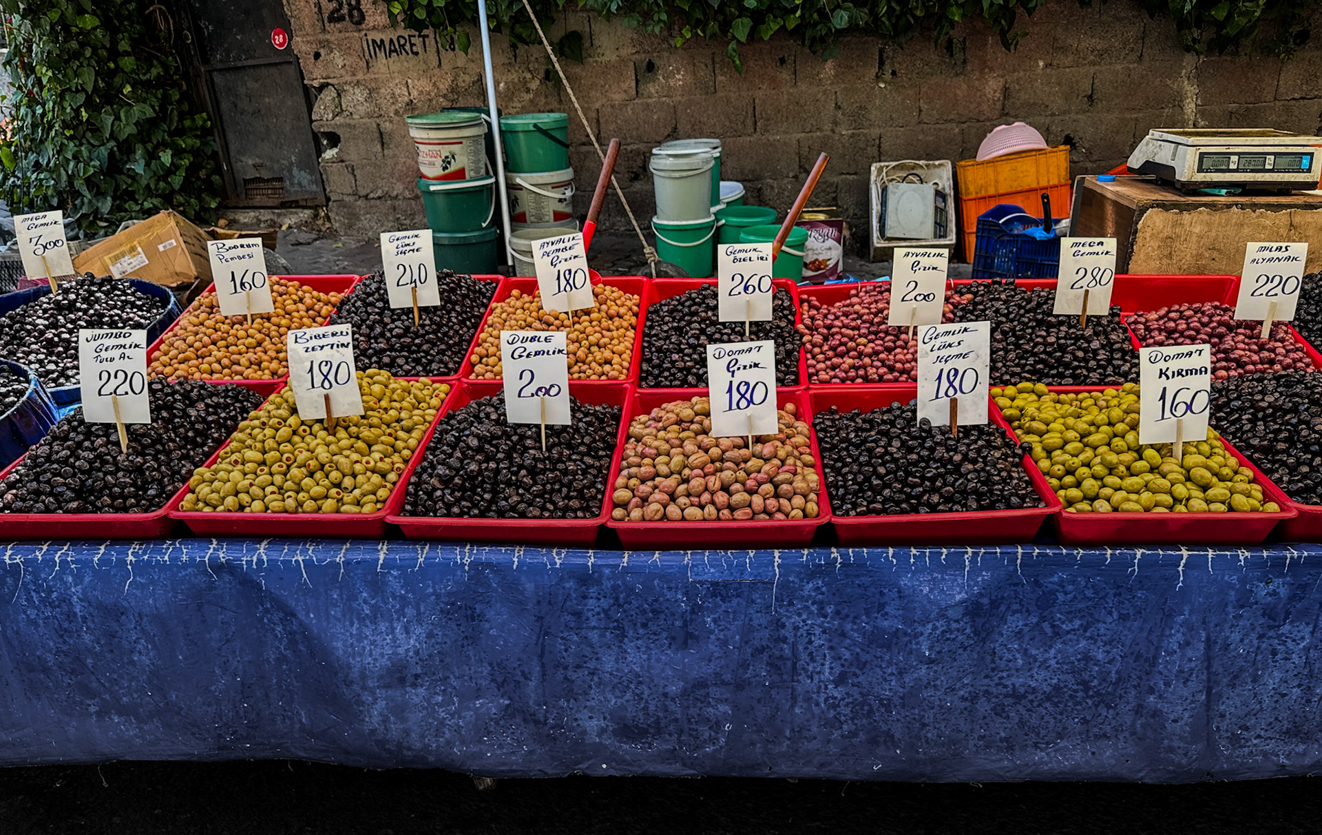 Küçükçekmece: street market - olives on display
