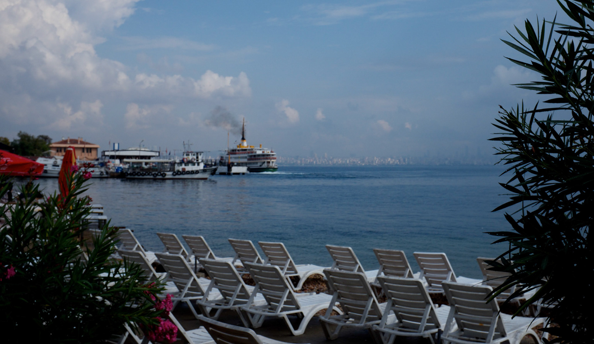 Kınalıada - east side beach and smoking ferry: not a good day for beach tourists