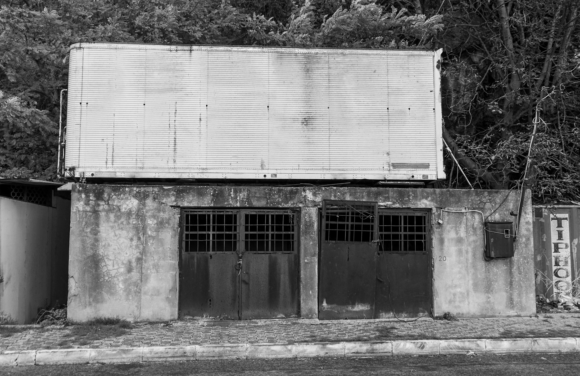 Poyraz harbour: abandoned modern structure