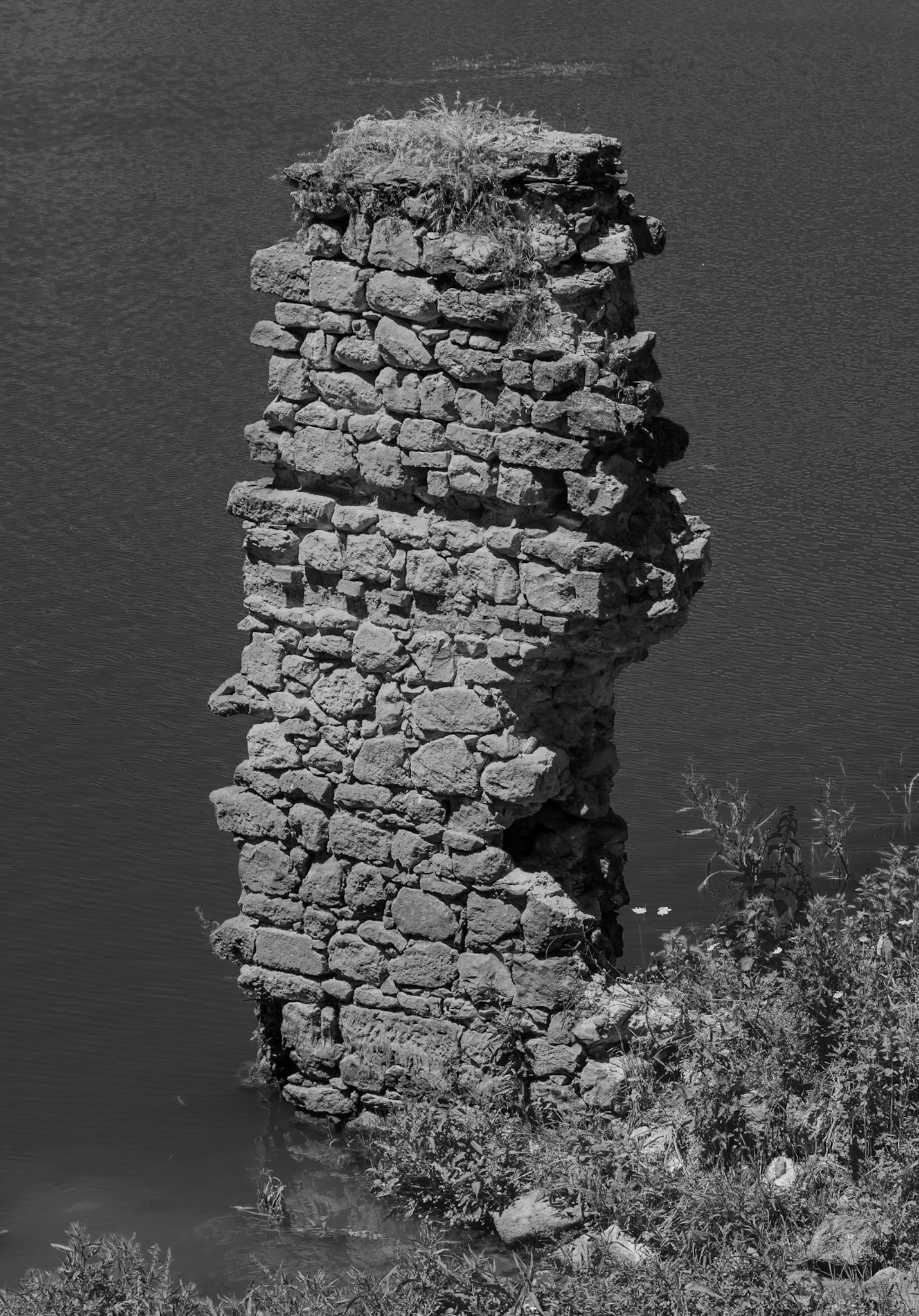 Şamlar Ottoman dam: stone pillar