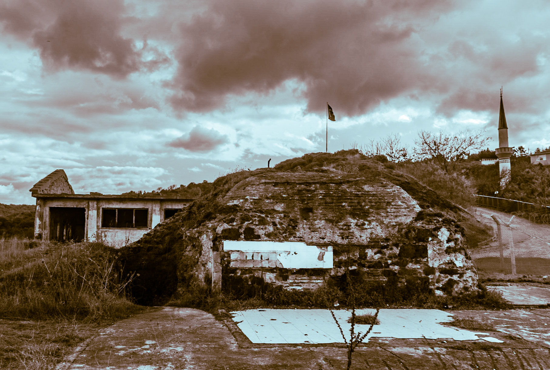 Poyraz viewpoint: ruined modern and Ottoman military buildings