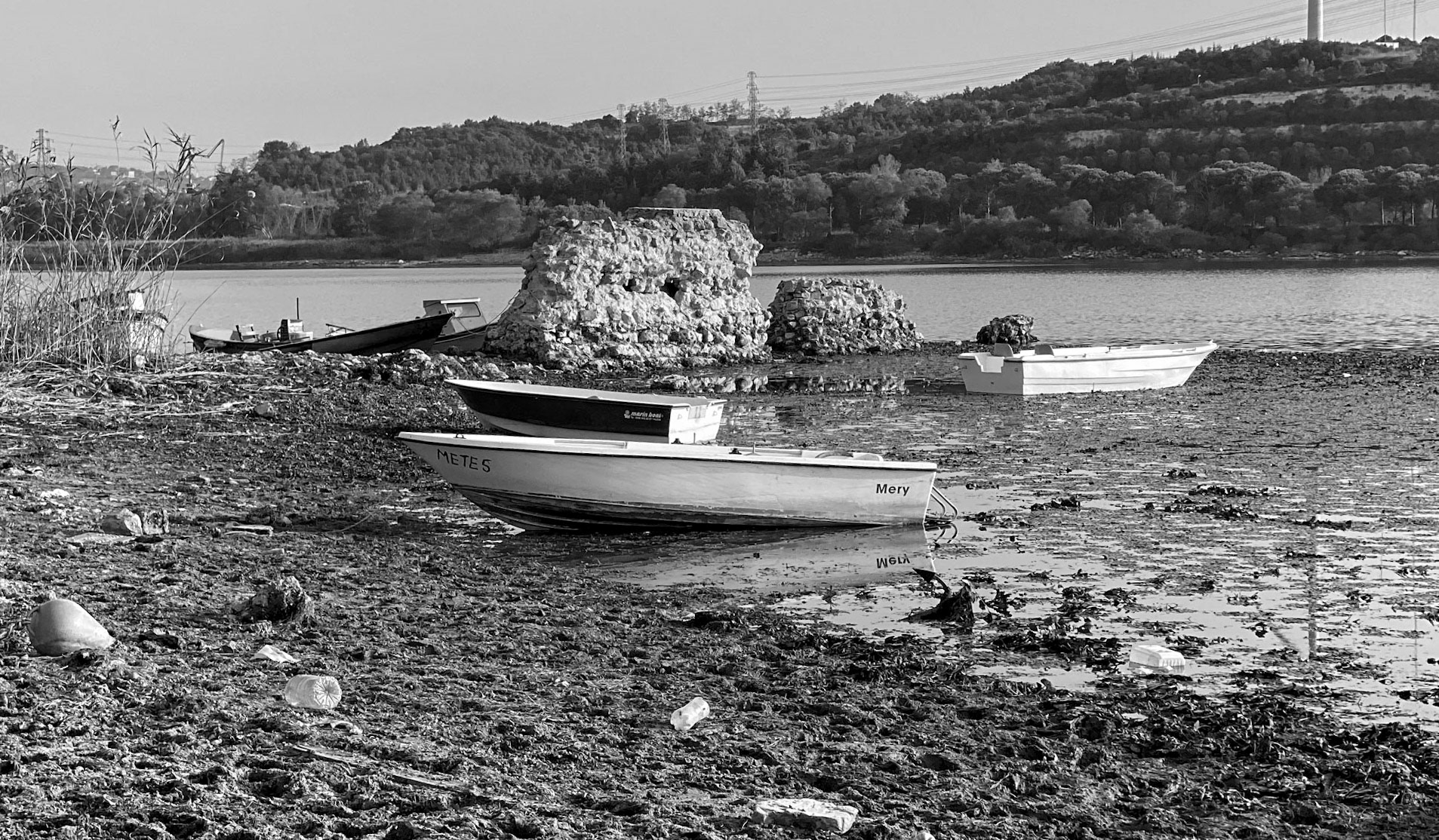 Trikos wall and boats