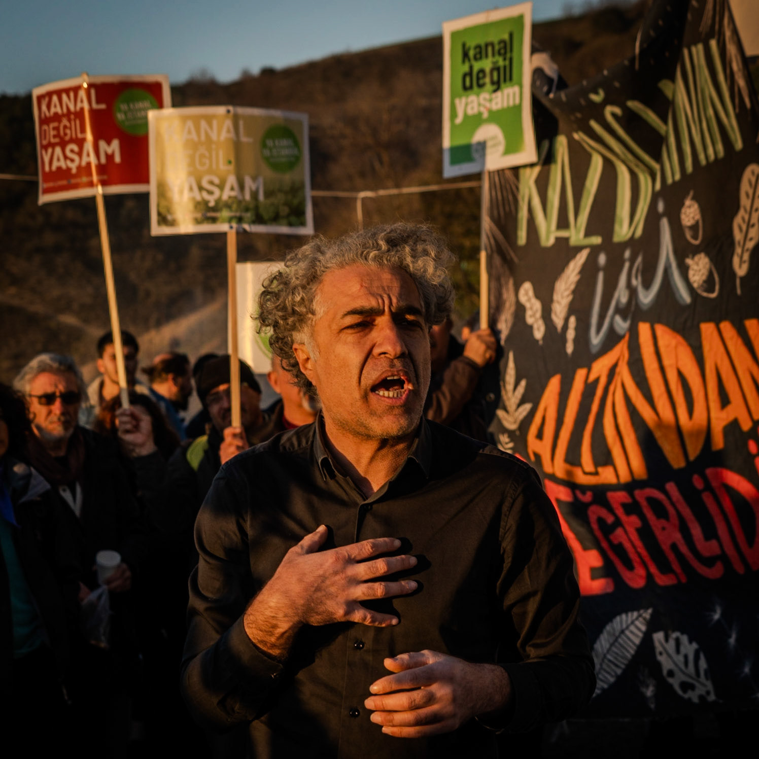 Şamlar: Ya Kanal Ya İstanbul street-theatre performance by Ahmet Uçar