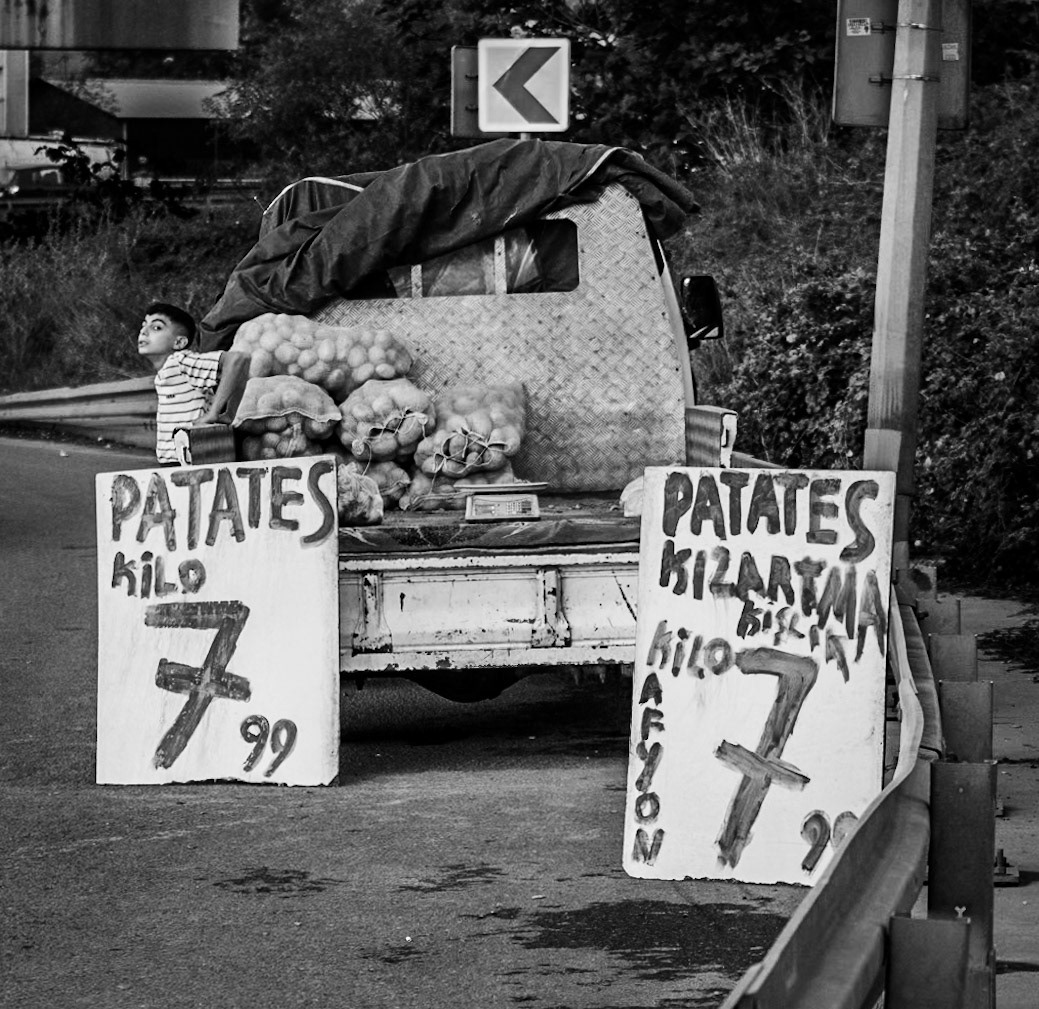 Altınşehir: boy selling potatoes